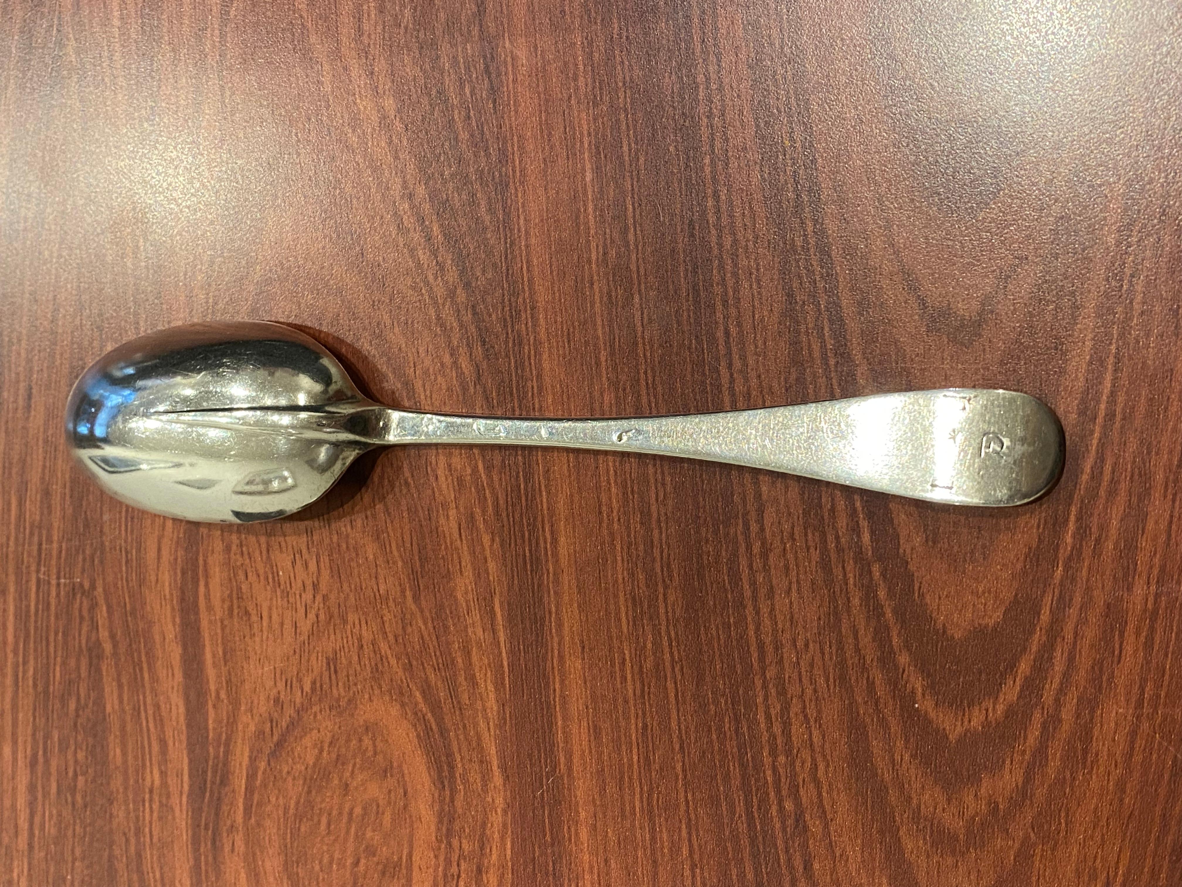 Cuchara de plata de ley con cola de rata, Londres mediados del siglo XVIII. Con matasellos. 53,9 gr. en Excelente estado para la venta en MELBOURNE, AU