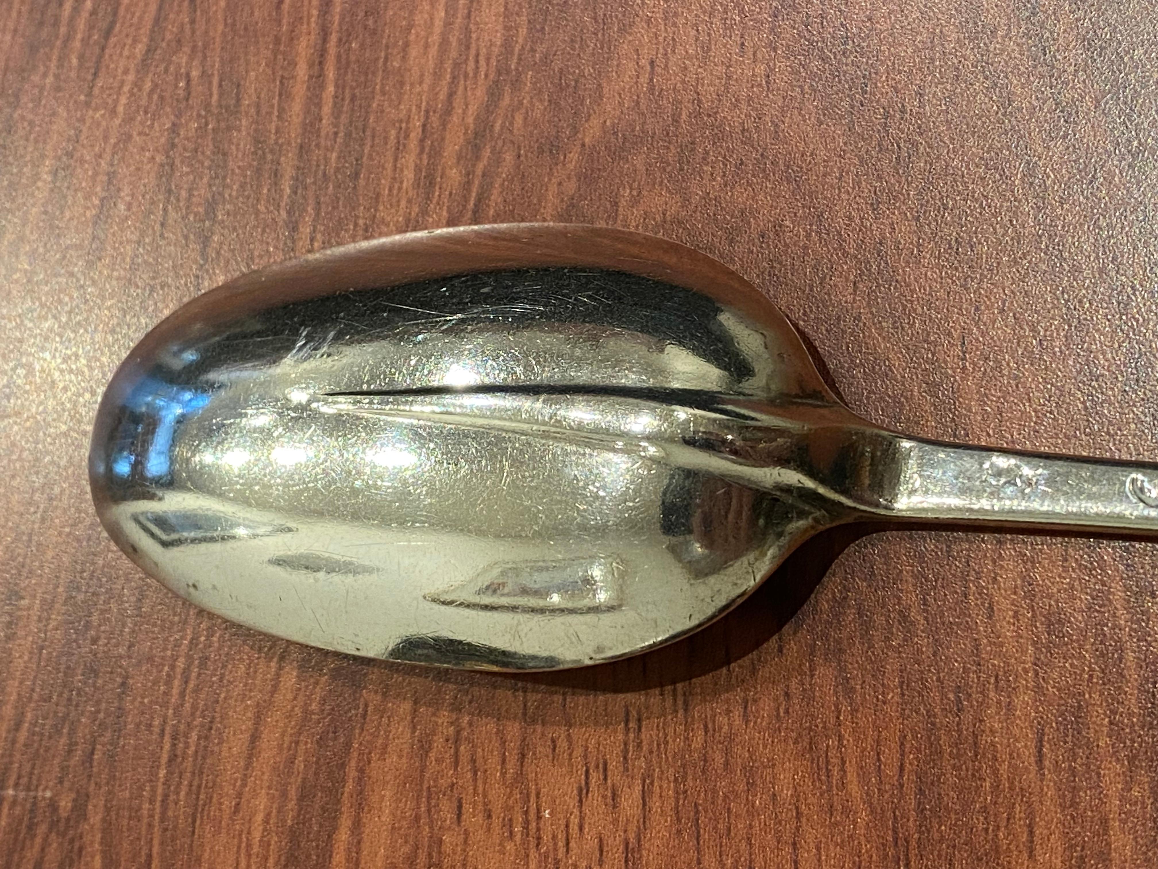 Femenino o masculino Cuchara de plata de ley con cola de rata, Londres mediados del siglo XVIII. Con matasellos. 53,9 gr. en venta