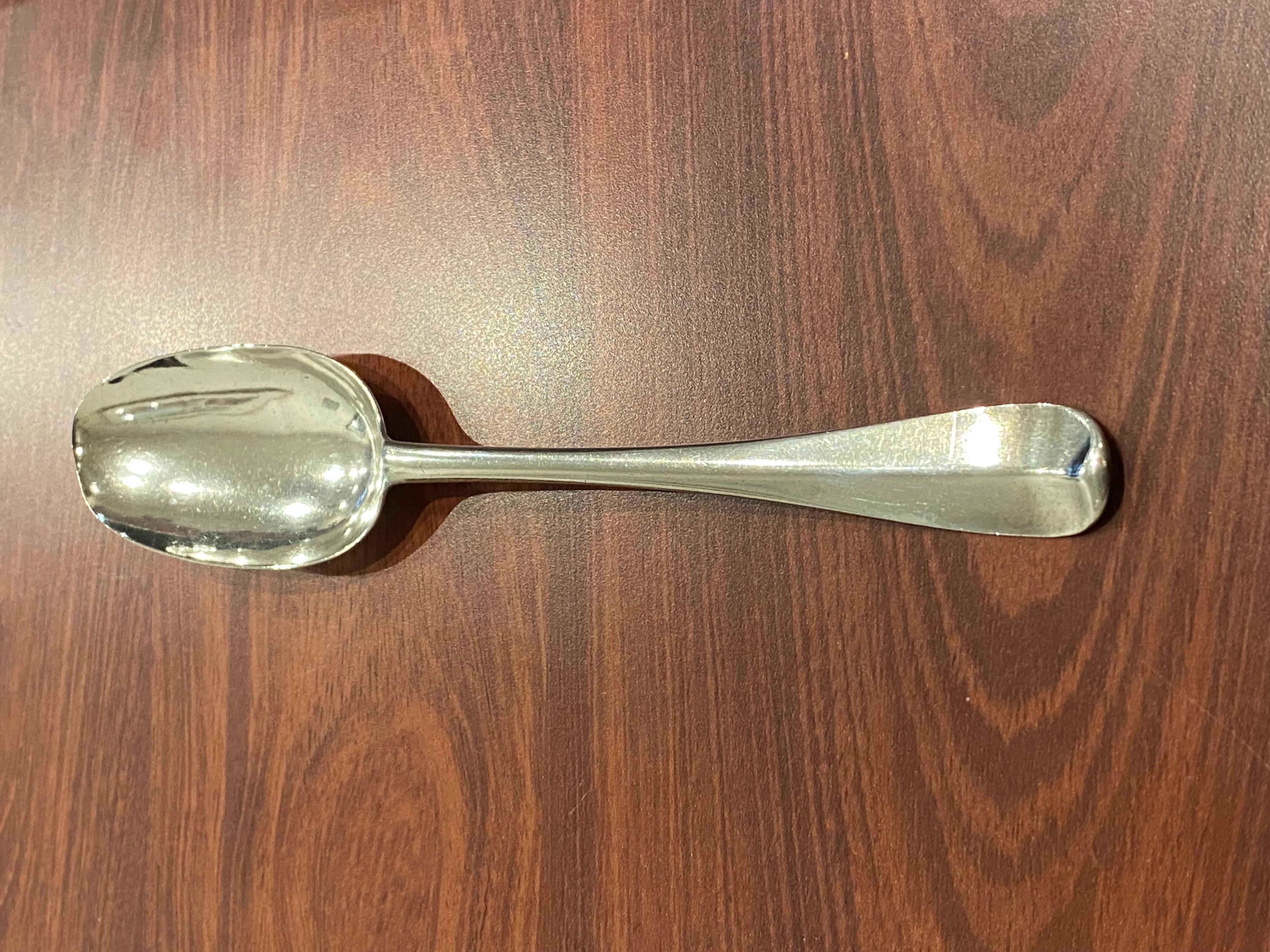 Cuchara de plata de ley con cola de rata, Londres mediados del siglo XVIII. Con matasellos. 53,9 gr. en venta 1