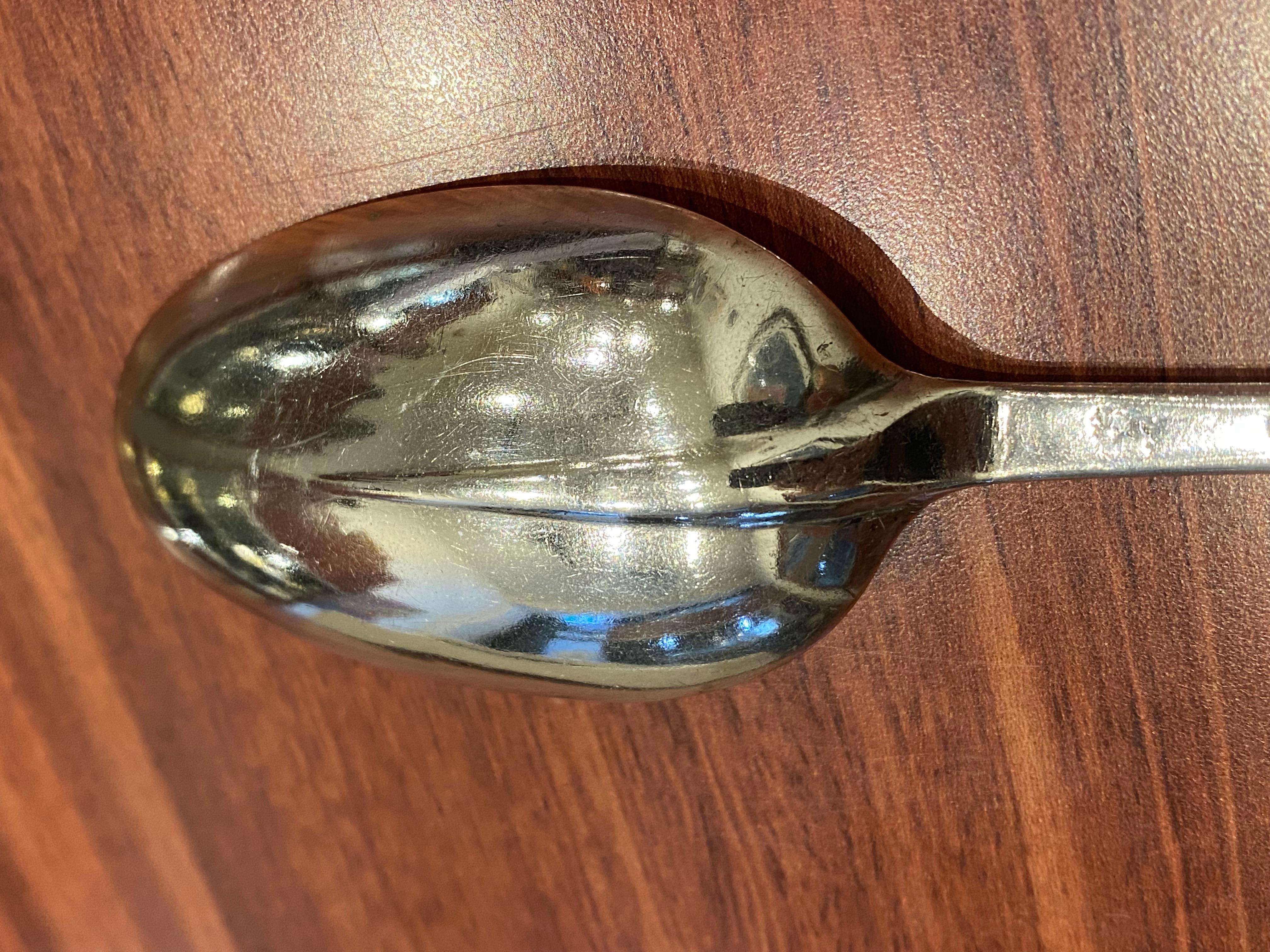 Cuchara de plata de ley con cola de rata, Londres mediados del siglo XVIII. Con matasellos. 53,9 gr. en venta 3