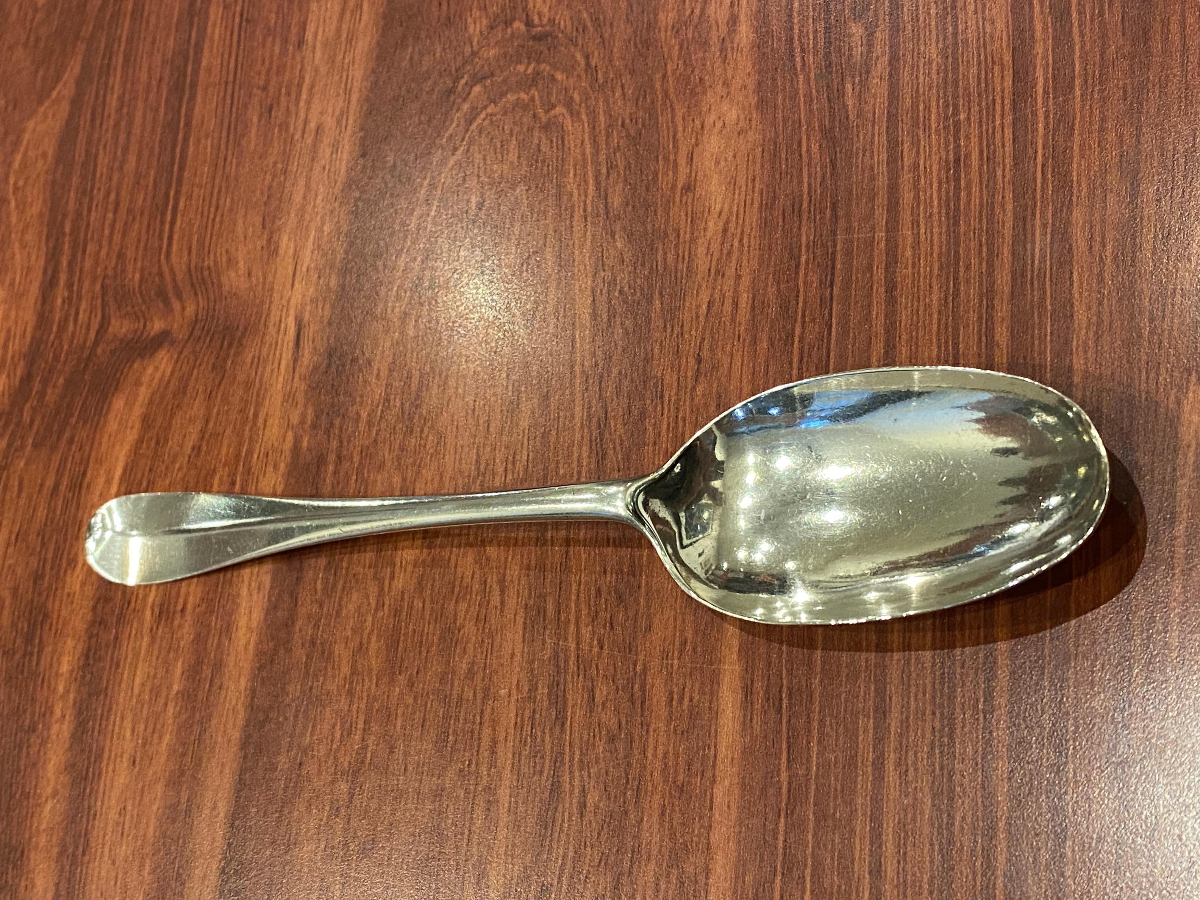 Cuchara de plata de ley con cola de rata, Londres mediados del siglo XVIII. Con matasellos. 53,9 gr. en venta 4