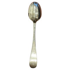 Cuchara de plata de ley con cola de rata, Londres mediados del siglo XVIII. Con matasellos. 53,9 gr.