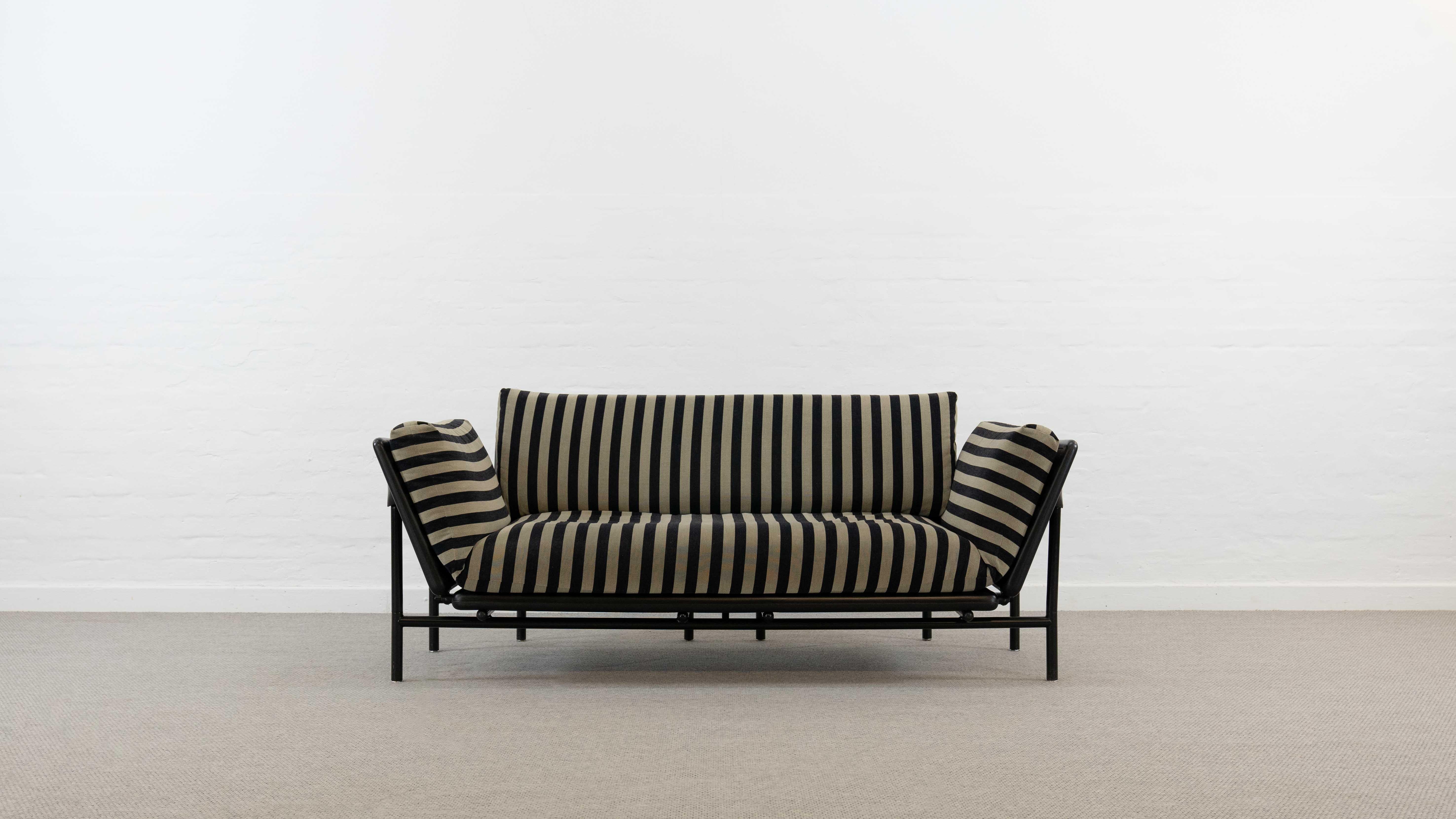 Rataplan Sofa / Daybed in grau-schwarz gestreiften Stoffen, entworfen von Roberto Tapinassi für Dema, Italien in den 1980er Jahren. Beide Armlehnen können abgesenkt werden, so dass eine horizontale Liegefläche entsteht. Die untere Sofakonstruktion