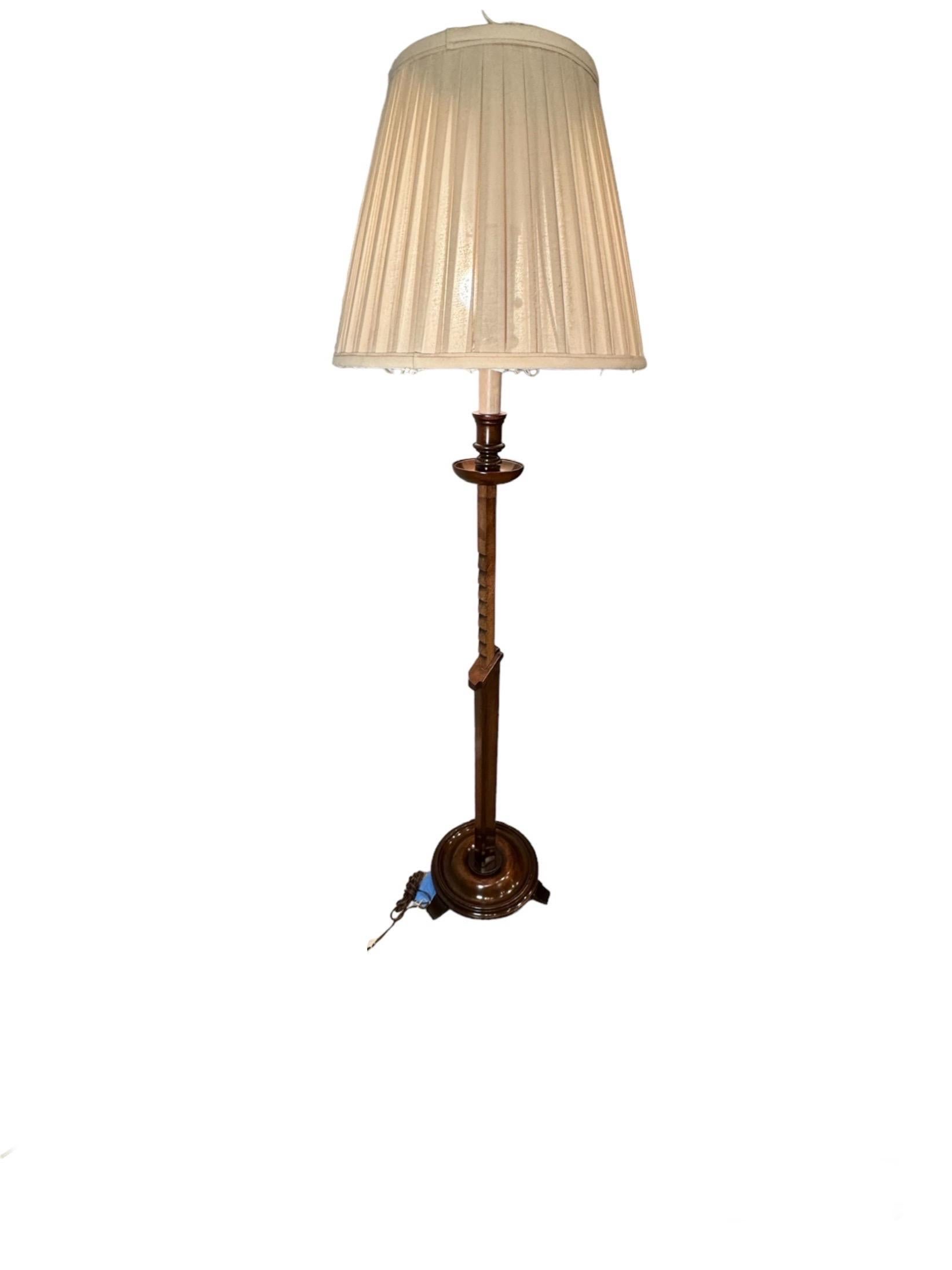 Ratcheting adjustable floor lamp In Good Condition In Huntington, NY