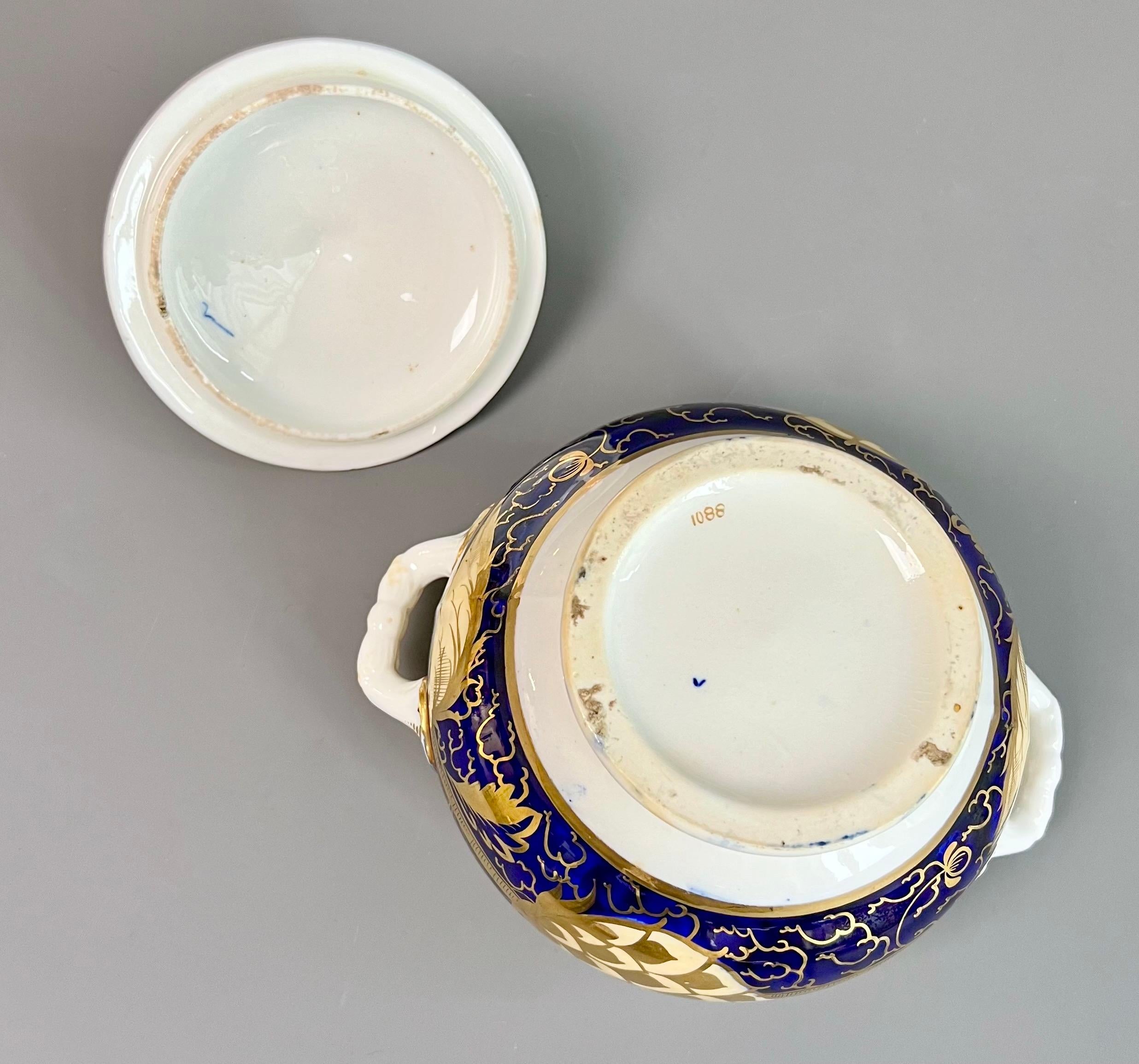Sucrier et couvercle en porcelaine Rathbone, artichaut bleu cobalt doré, « Blue V », ca1825 en vente 7