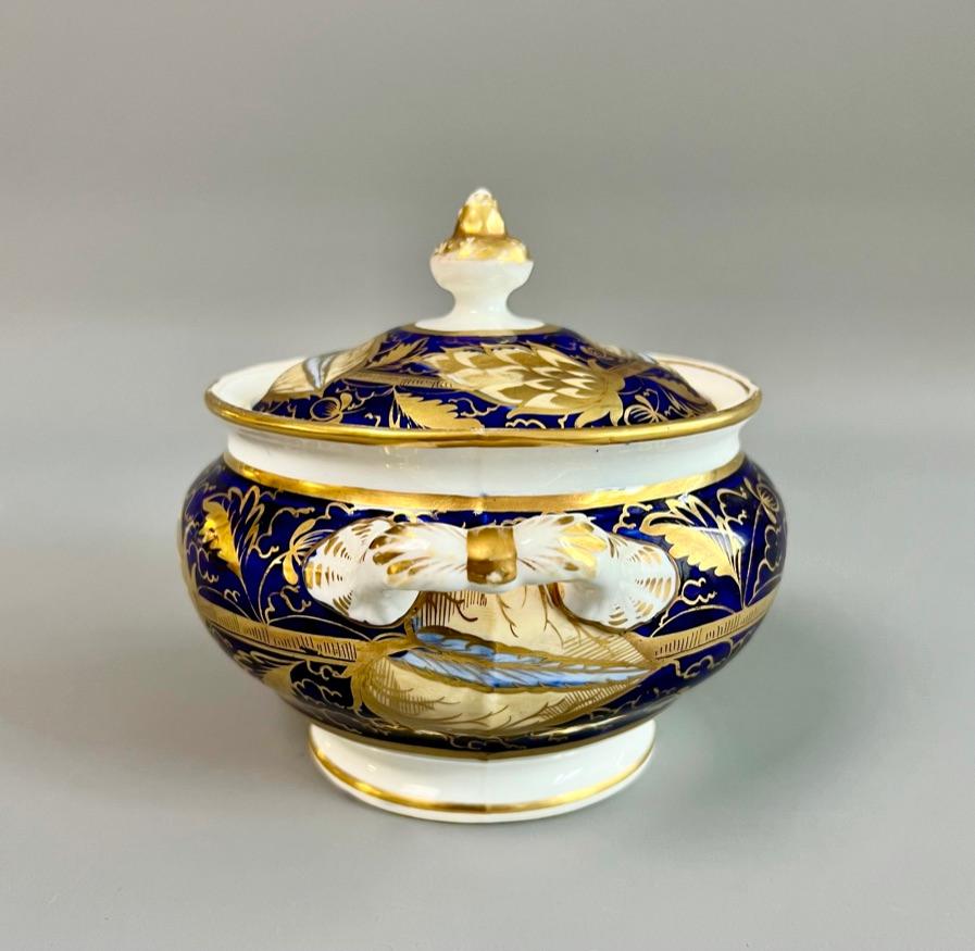 Regency Sucrier et couvercle en porcelaine Rathbone, artichaut bleu cobalt doré, « Blue V », ca1825 en vente