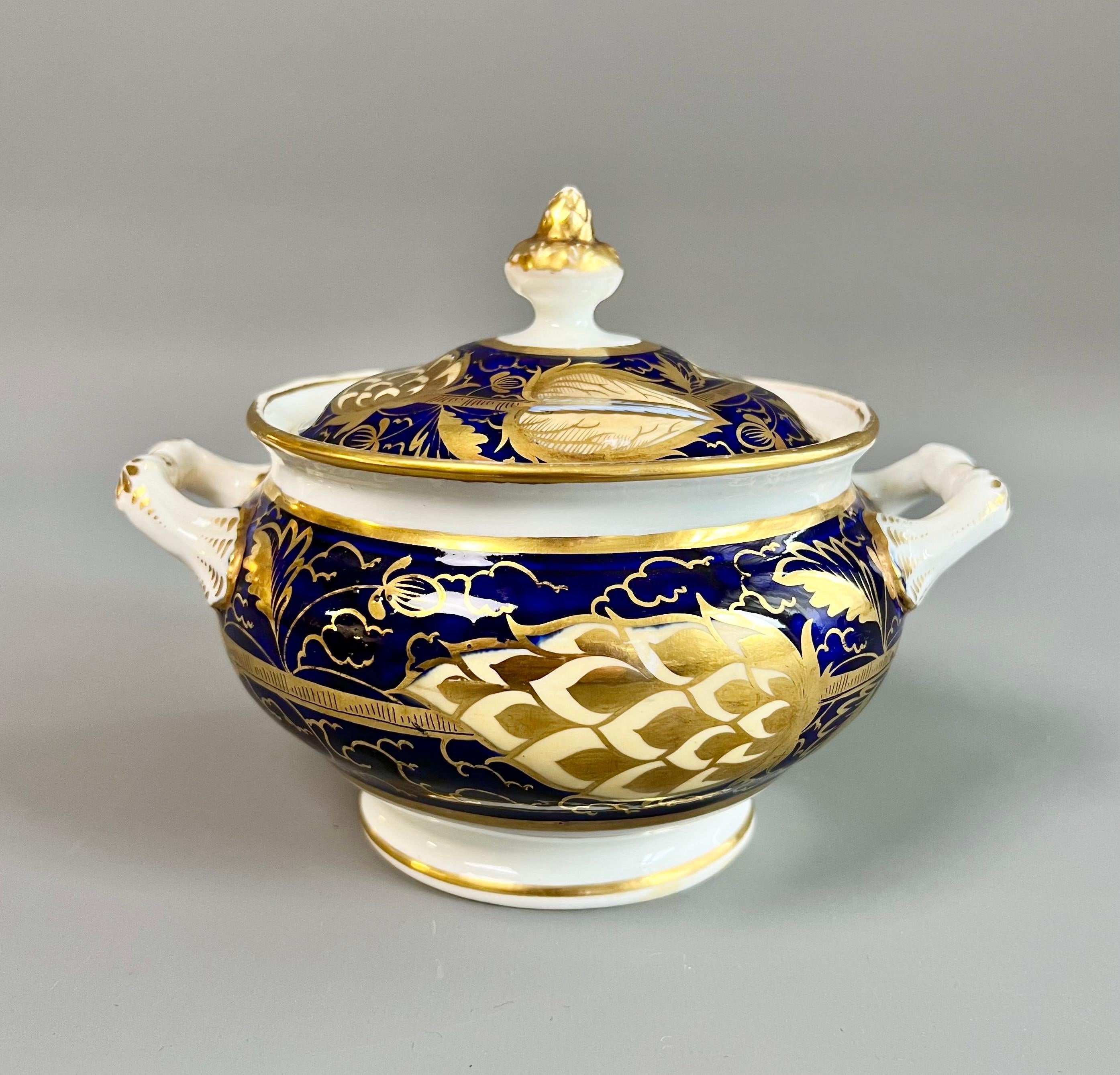Anglais Sucrier et couvercle en porcelaine Rathbone, artichaut bleu cobalt doré, « Blue V », ca1825 en vente