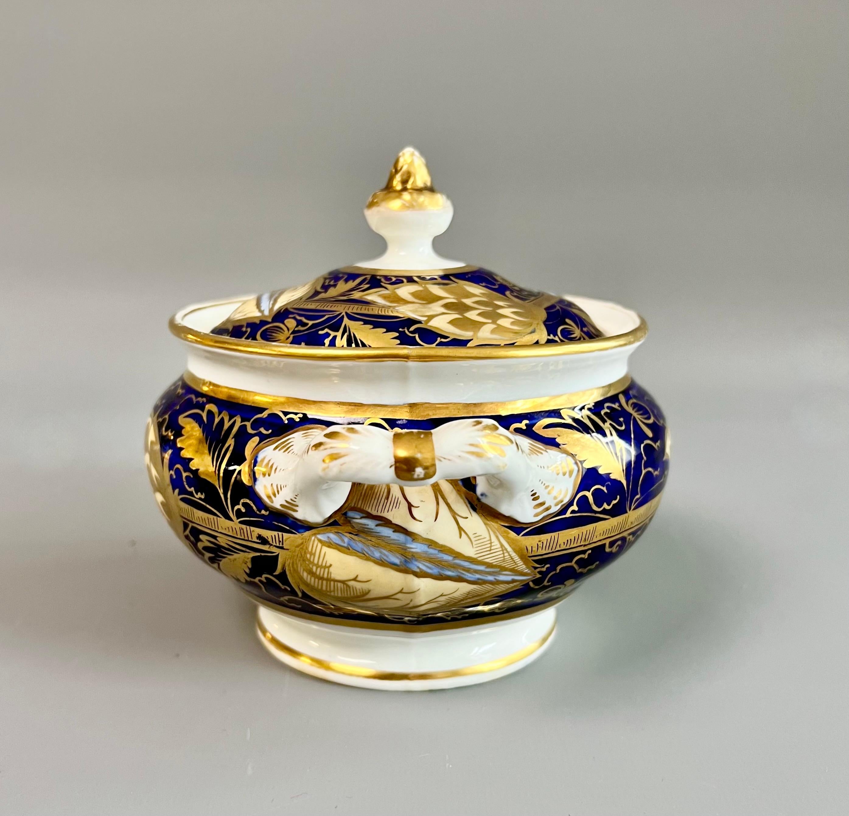 Peint à la main Sucrier et couvercle en porcelaine Rathbone, artichaut bleu cobalt doré, « Blue V », ca1825 en vente