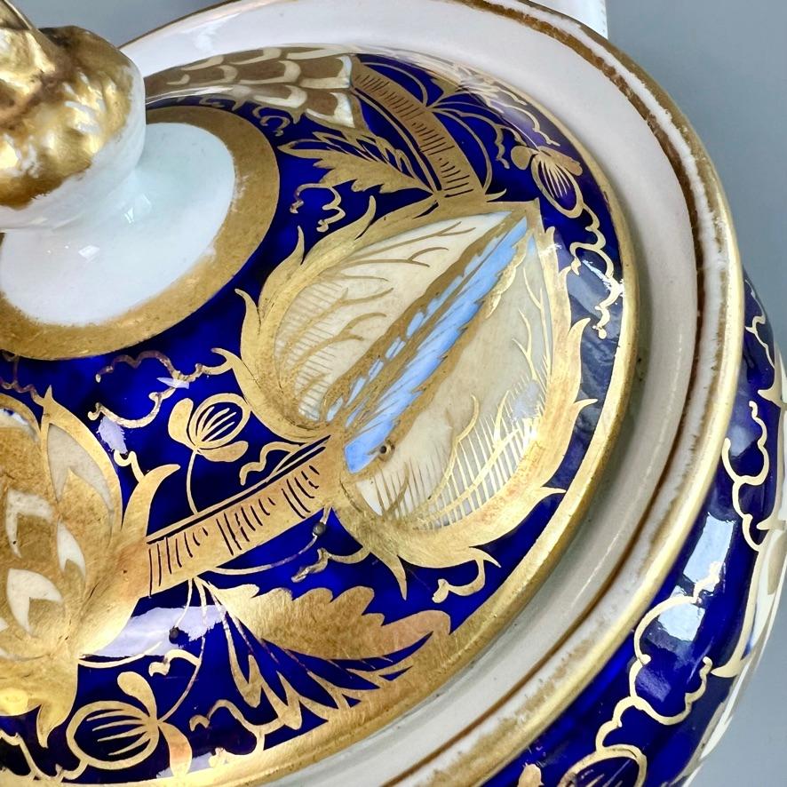 Porcelaine Sucrier et couvercle en porcelaine Rathbone, artichaut bleu cobalt doré, « Blue V », ca1825 en vente