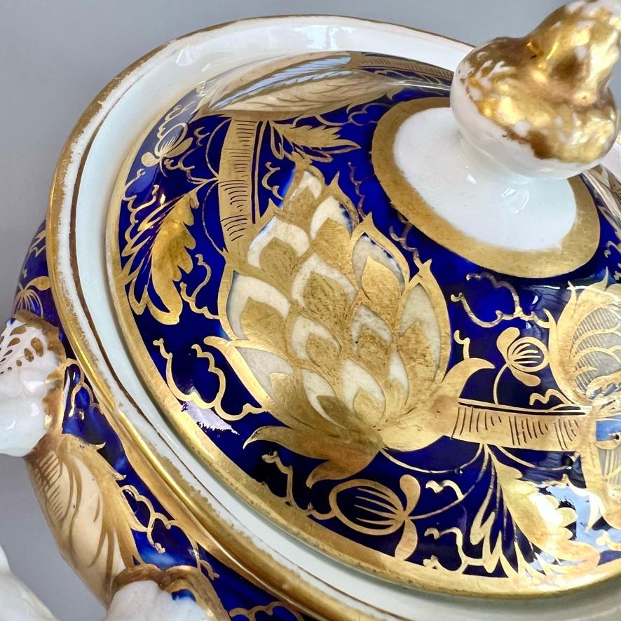Sucrier et couvercle en porcelaine Rathbone, artichaut bleu cobalt doré, « Blue V », ca1825 en vente 1