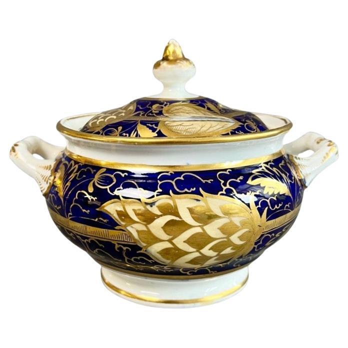 Sucrier et couvercle en porcelaine Rathbone, artichaut bleu cobalt doré, « Blue V », ca1825 en vente