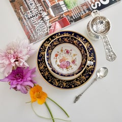 Tazza da tè in porcellana di Rathbone, blu cobalto, dorata e con fiori, Regenza, 1815 ca.