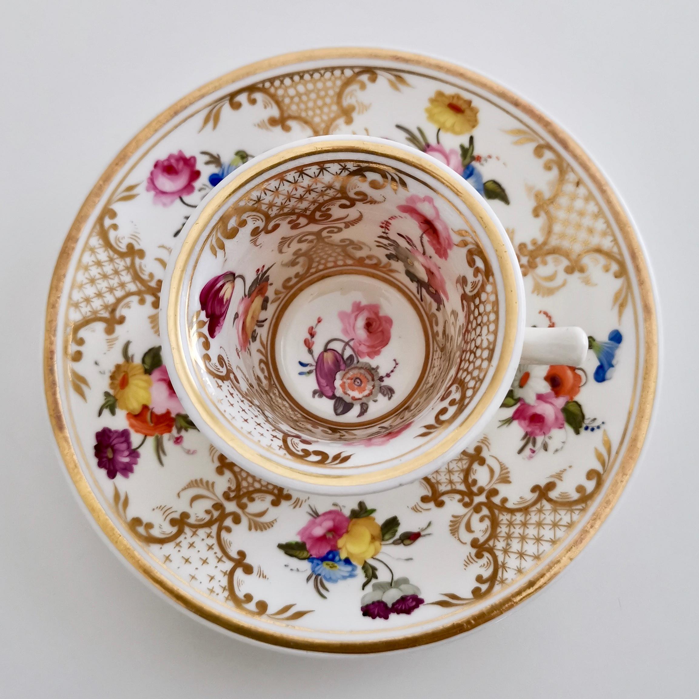 Rathbone Porcelain Teacup Trio, Hand Painted Flowers and Gilt, Regency ca 1820 (Frühes 19. Jahrhundert)