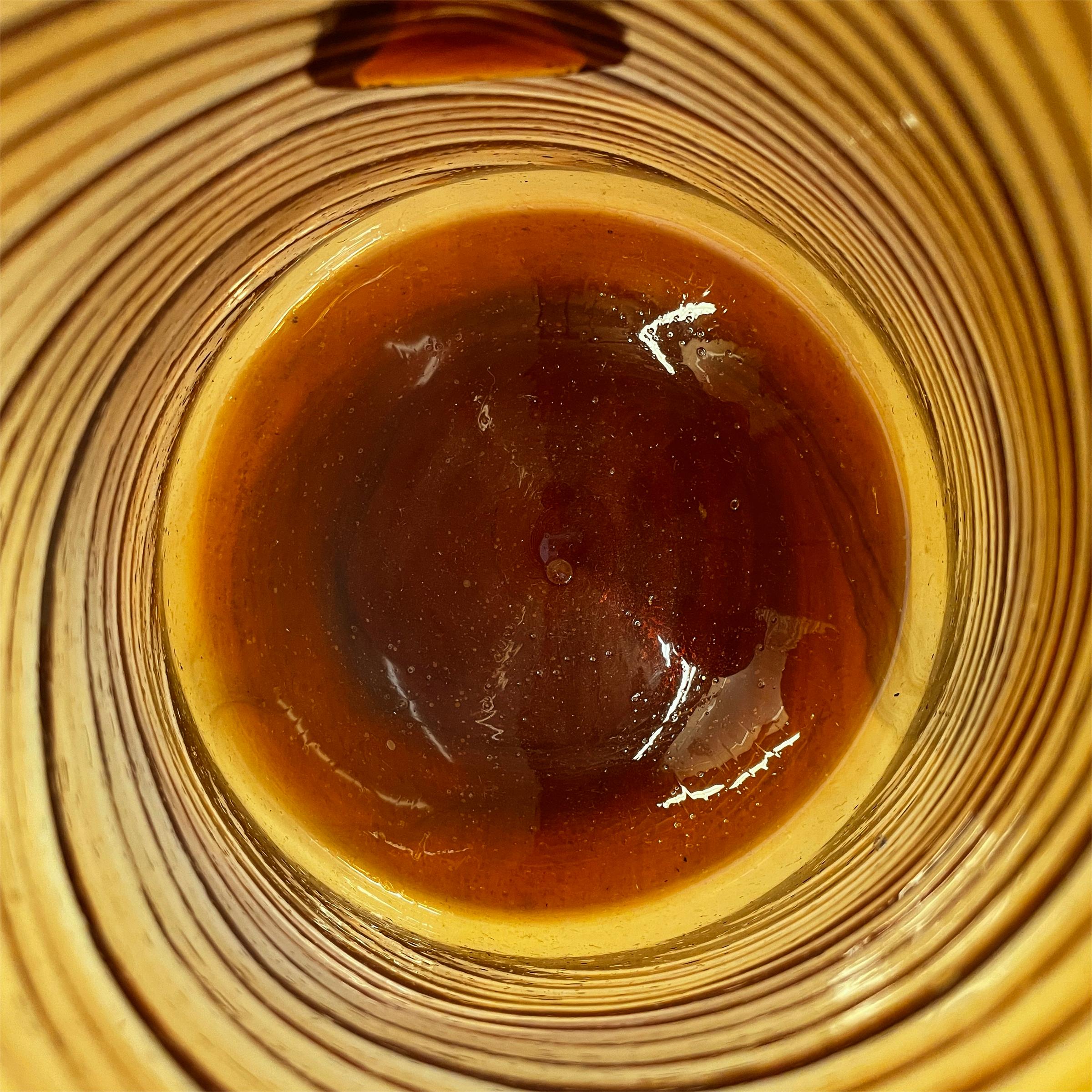 Rather grand pichet vintage en verre ambré soufflé en vente 6
