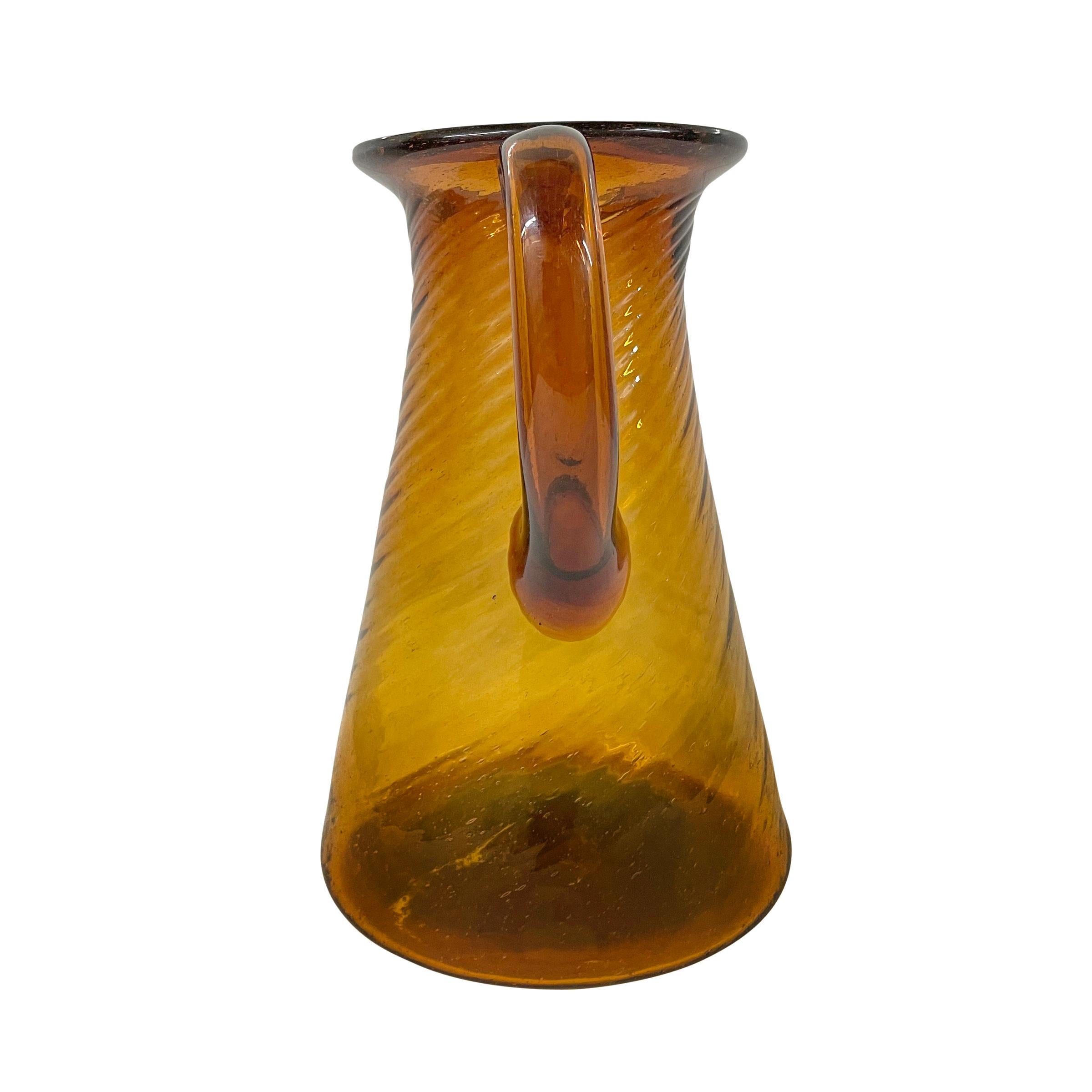 20ième siècle Rather grand pichet vintage en verre ambré soufflé en vente