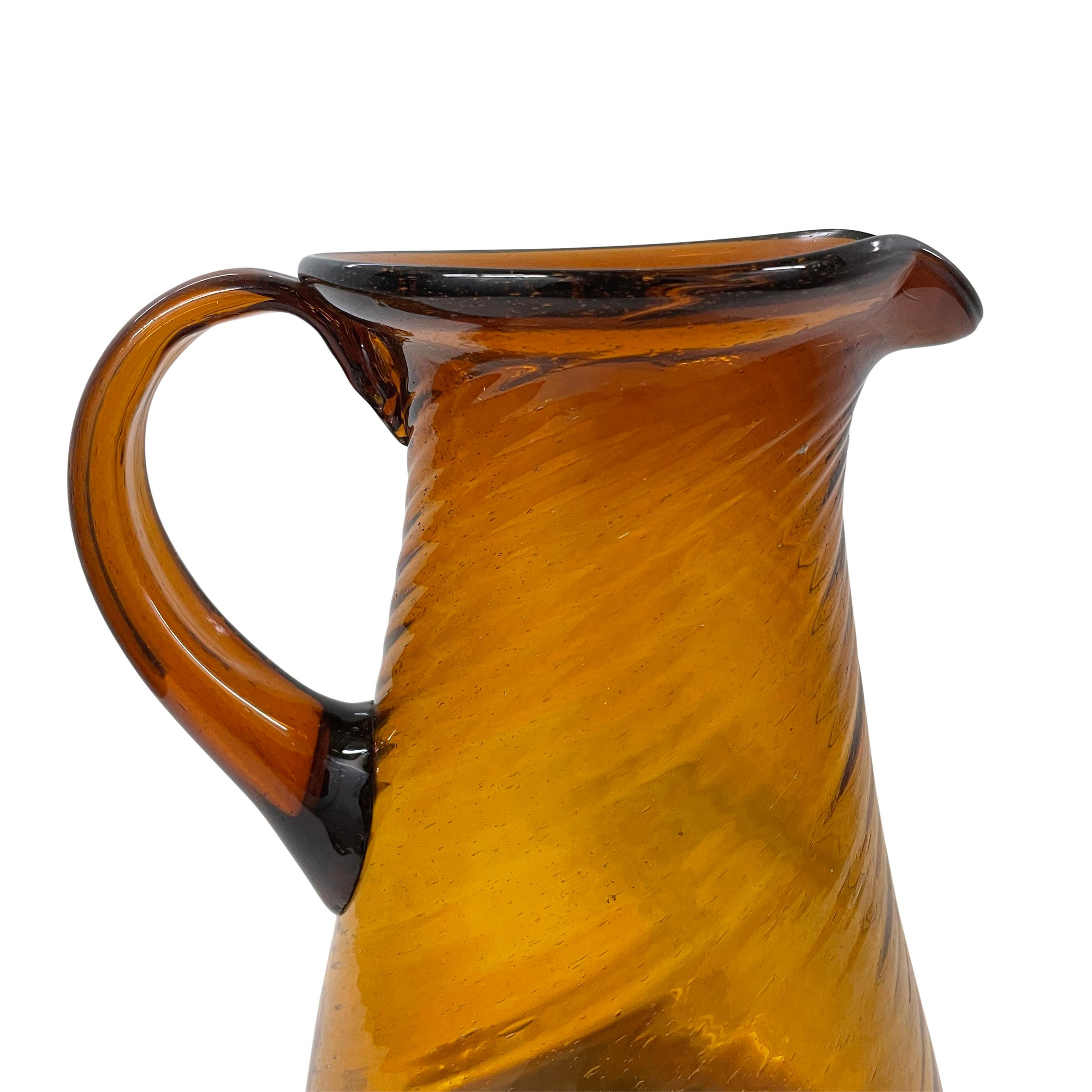 Verre brun Rather grand pichet vintage en verre ambré soufflé en vente