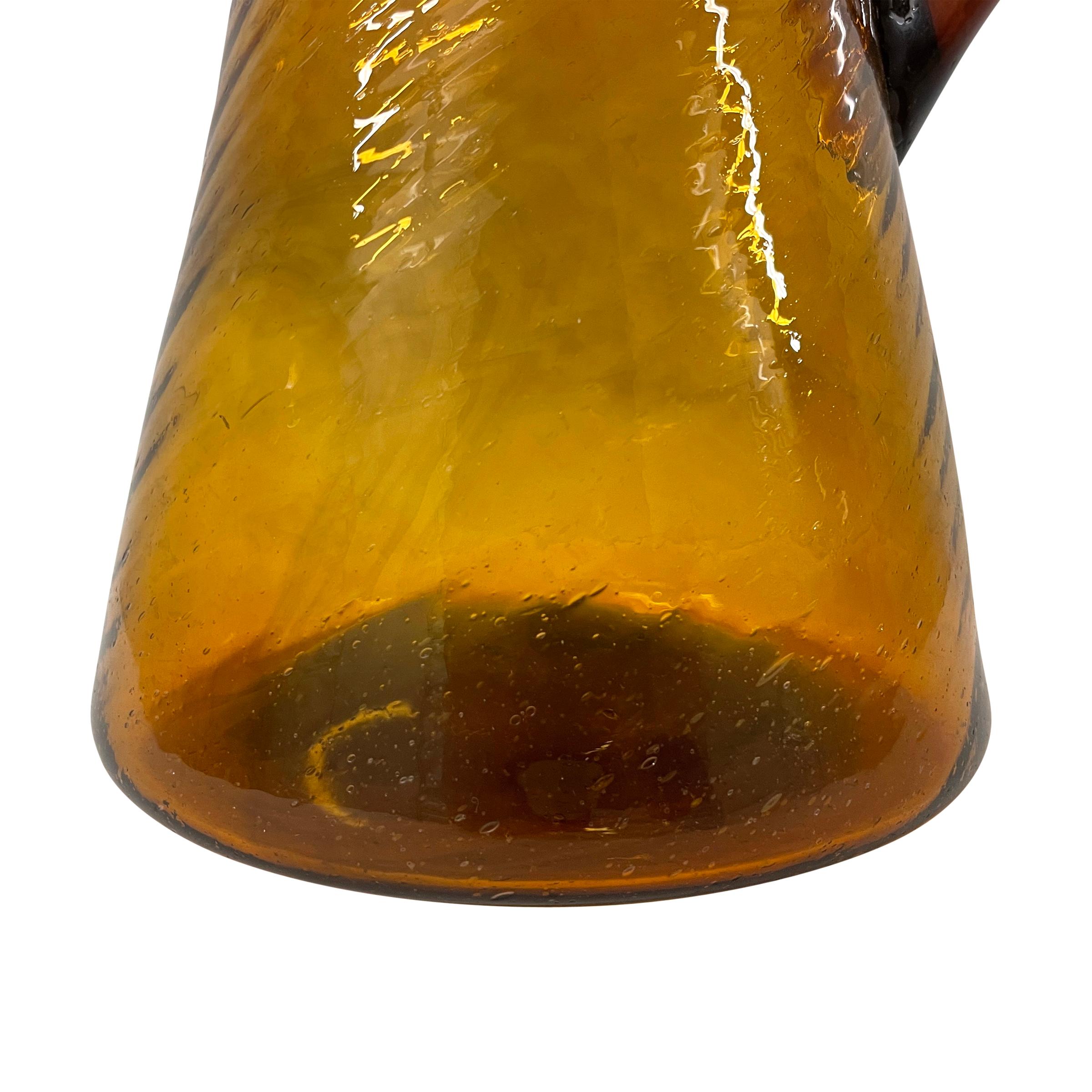 Jarra de vidrio soplado ámbar vintage bastante grande en venta 3