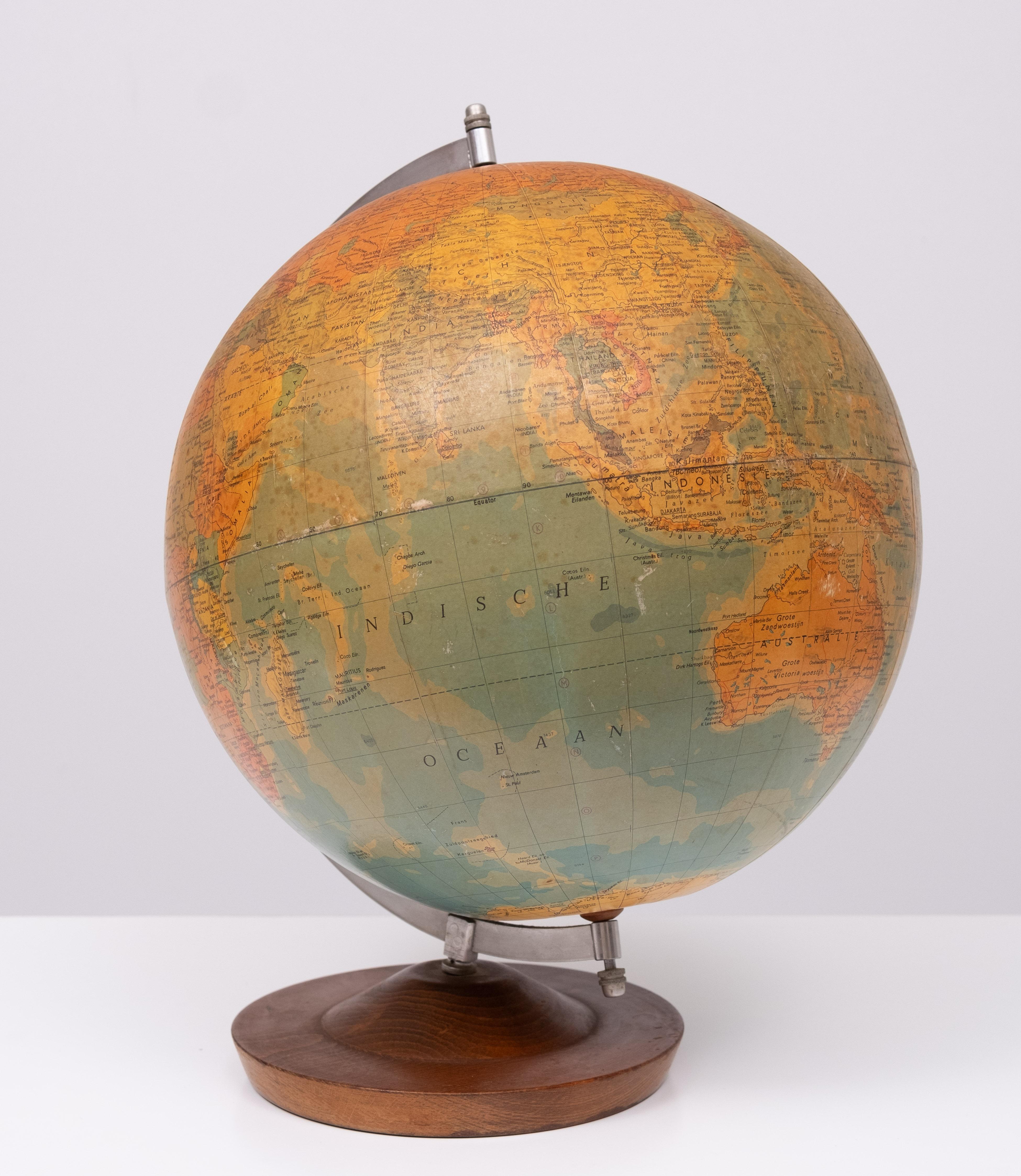 Mid-Century Modern Raths Politischer Erdglobus 1950s Germany For Sale