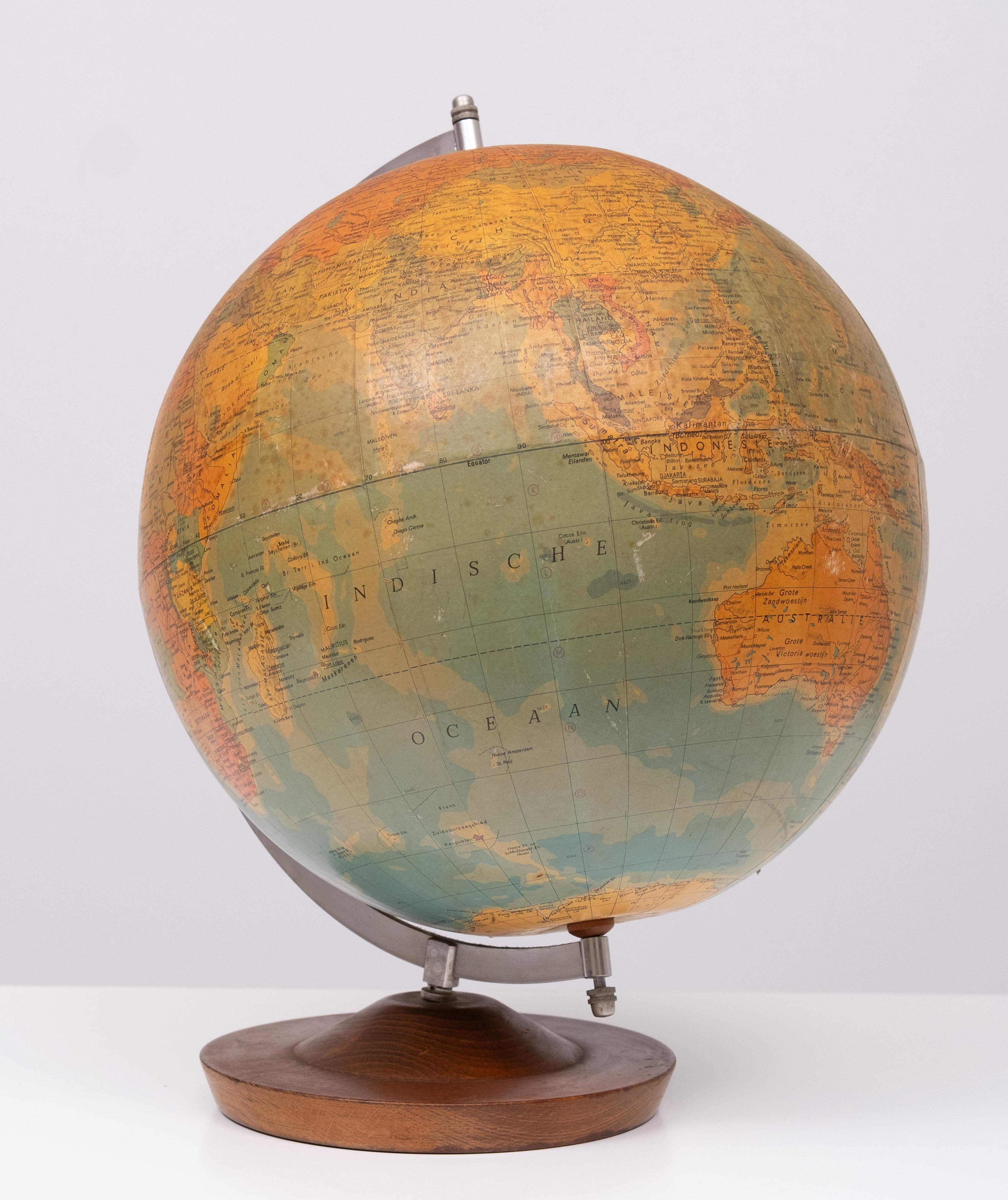 Raths Politischer Erdglobus 1950s Germany In Good Condition For Sale In Den Haag, NL