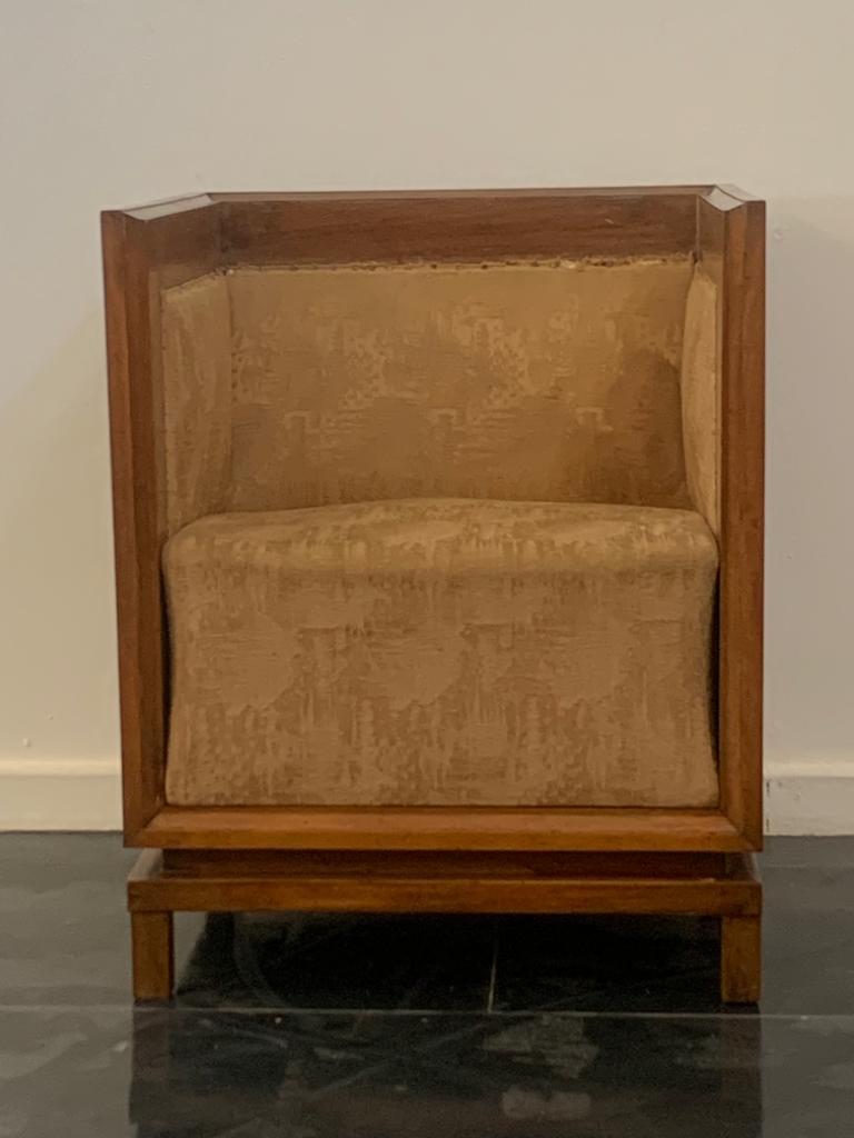 Splendid rationalist tub armchair, the geometric base supports the body of the armchair which is a perfect cube open on the front. Made of walnut wood, visible on all sides of the armchair in the photos. H 71x57x57 cm, seat height 41 cm.
