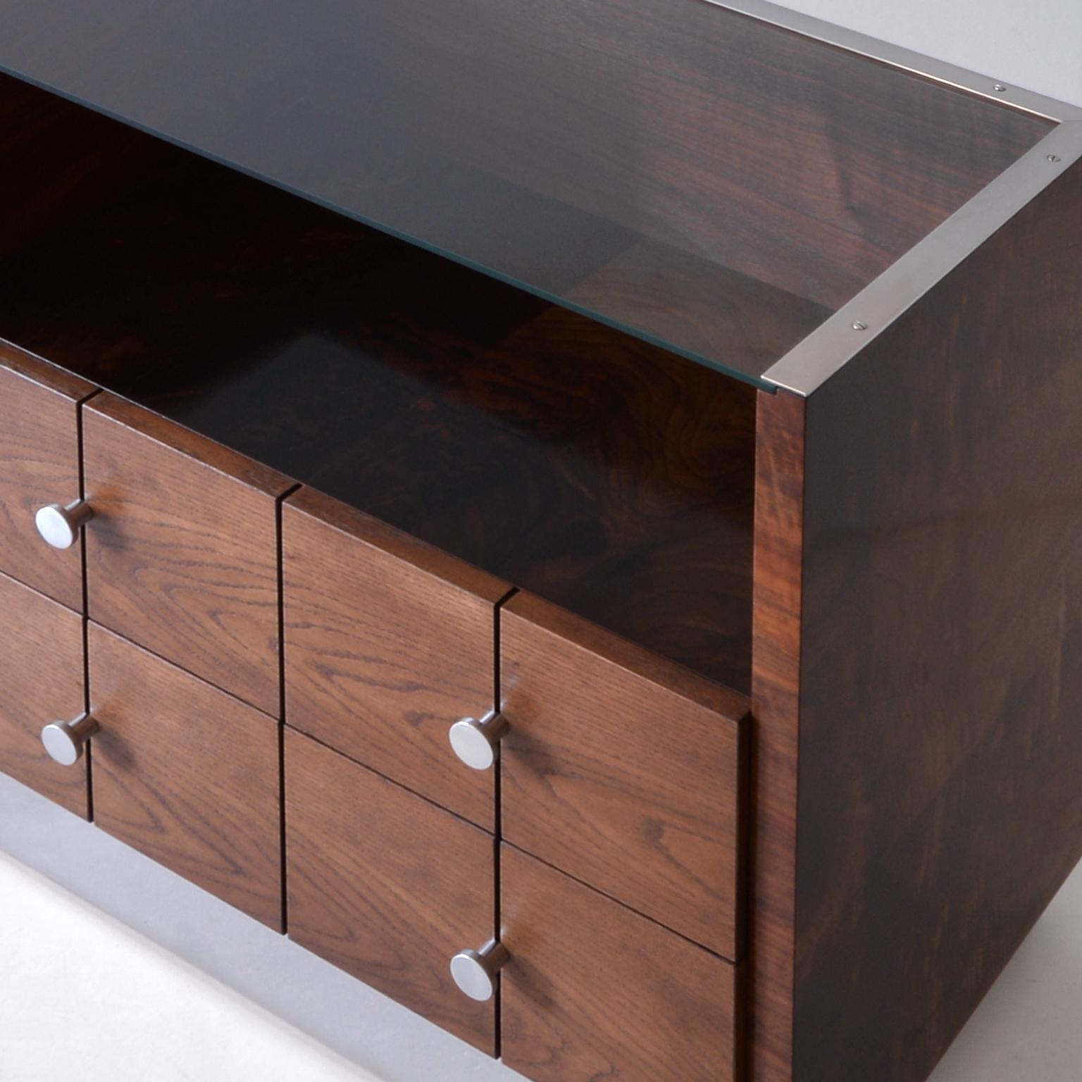 Italiano Comodini razionalisti, acciaio cromato, impiallacciatura di noce e quercia, 1930 ca. in vendita