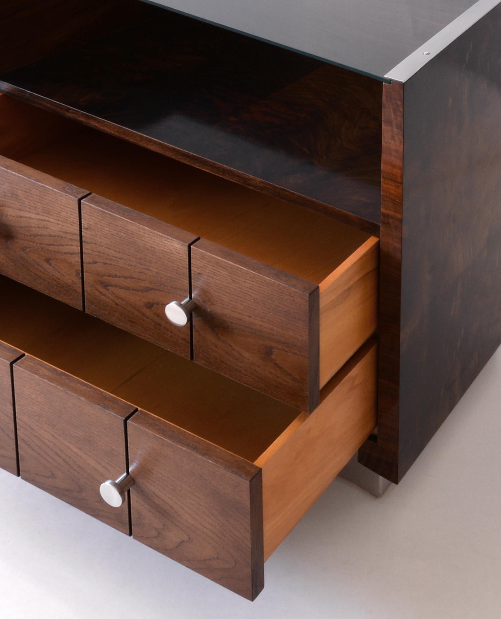 Placcato Comodini razionalisti, acciaio cromato, impiallacciatura di noce e quercia, 1930 ca. in vendita