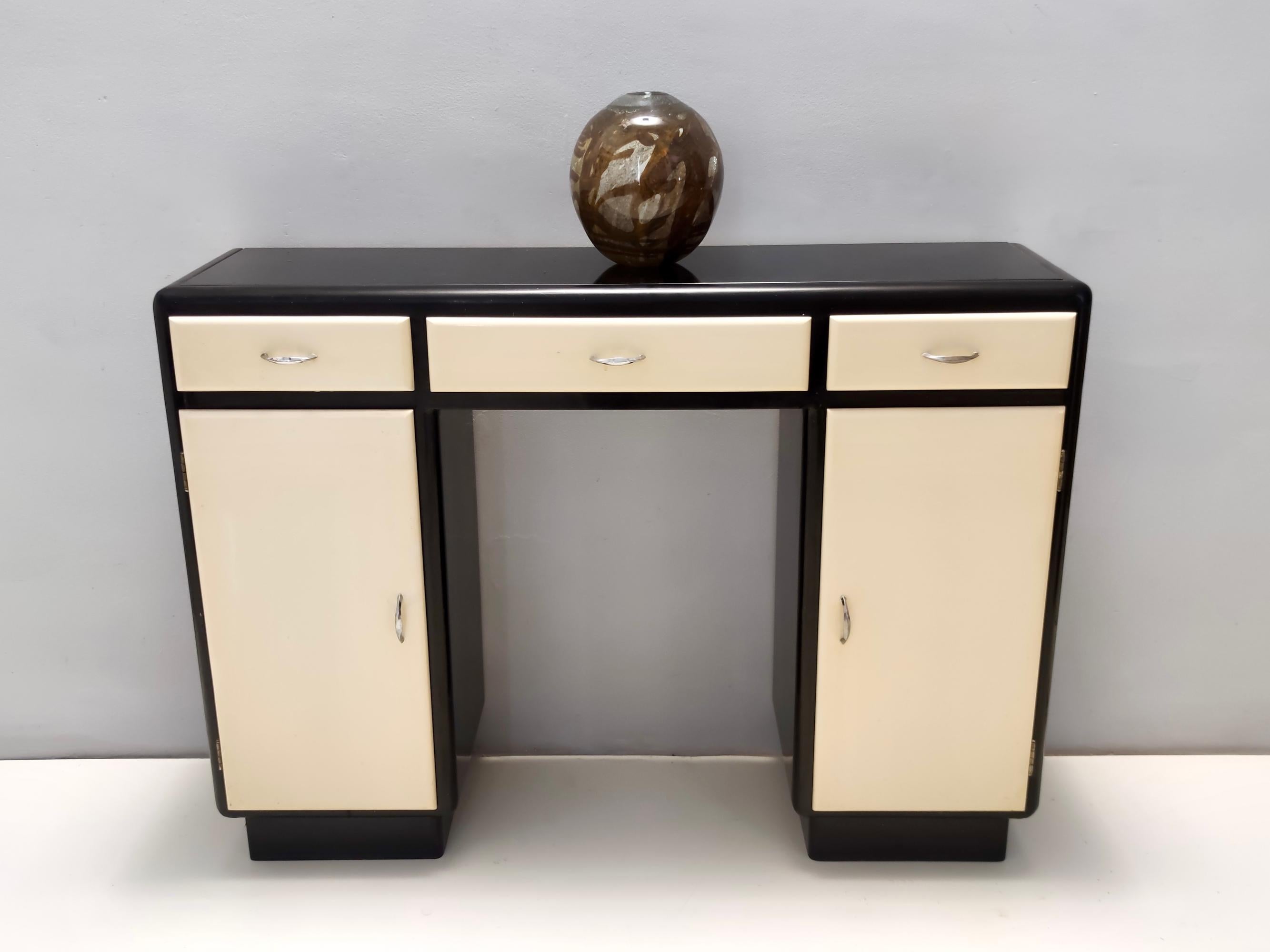 Milieu du XXe siècle Table console d'entrée rationaliste noire et ivoire avec plateau en verre noir, Italie en vente