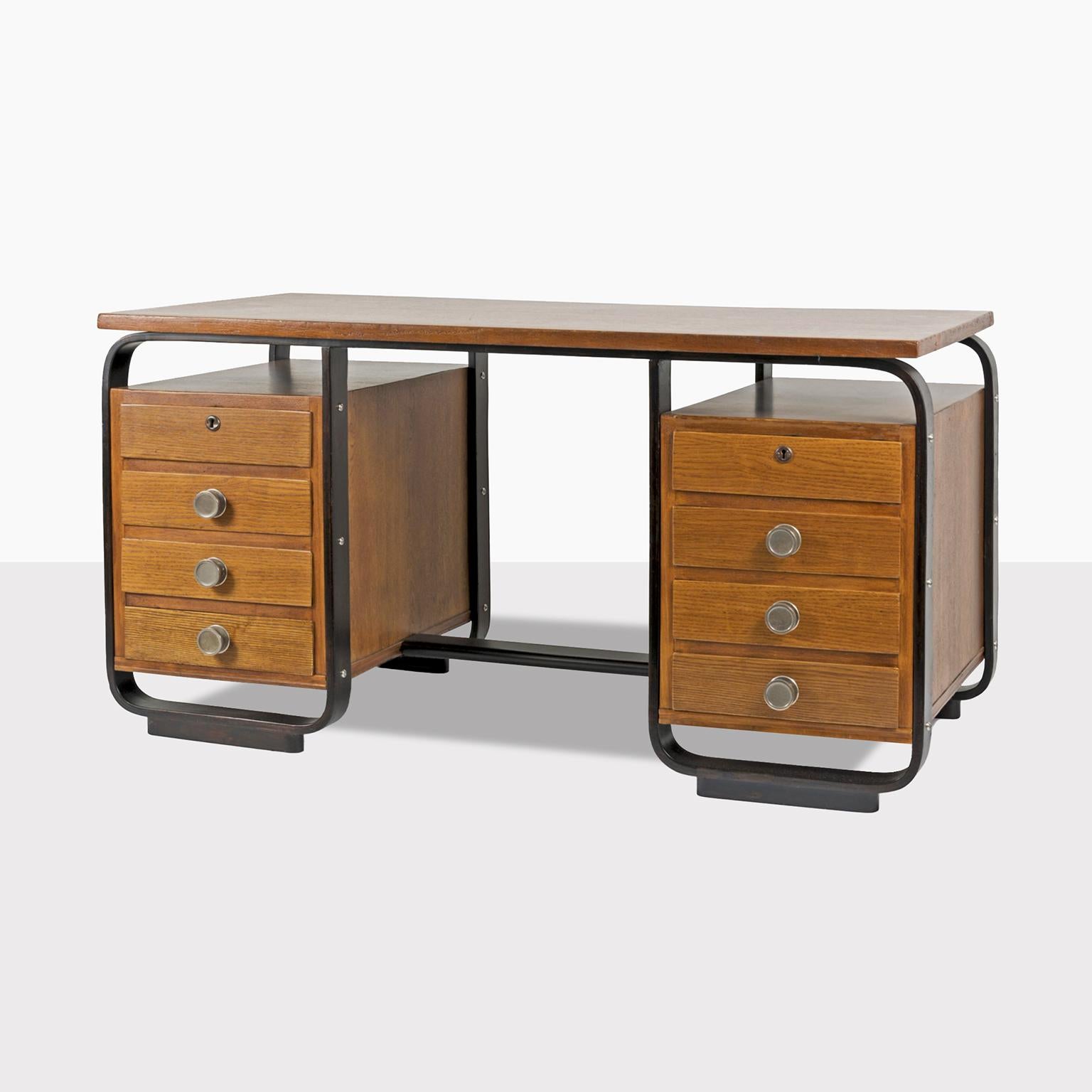 Rationalistischer Holztisch, entworfen von Giuseppe Pagano Pogatschnig und hergestellt von Maggioni, Varedo, um 1940. Der Schreibtisch wurde für die Bocconi-Fakultät in Mailand entworfen.