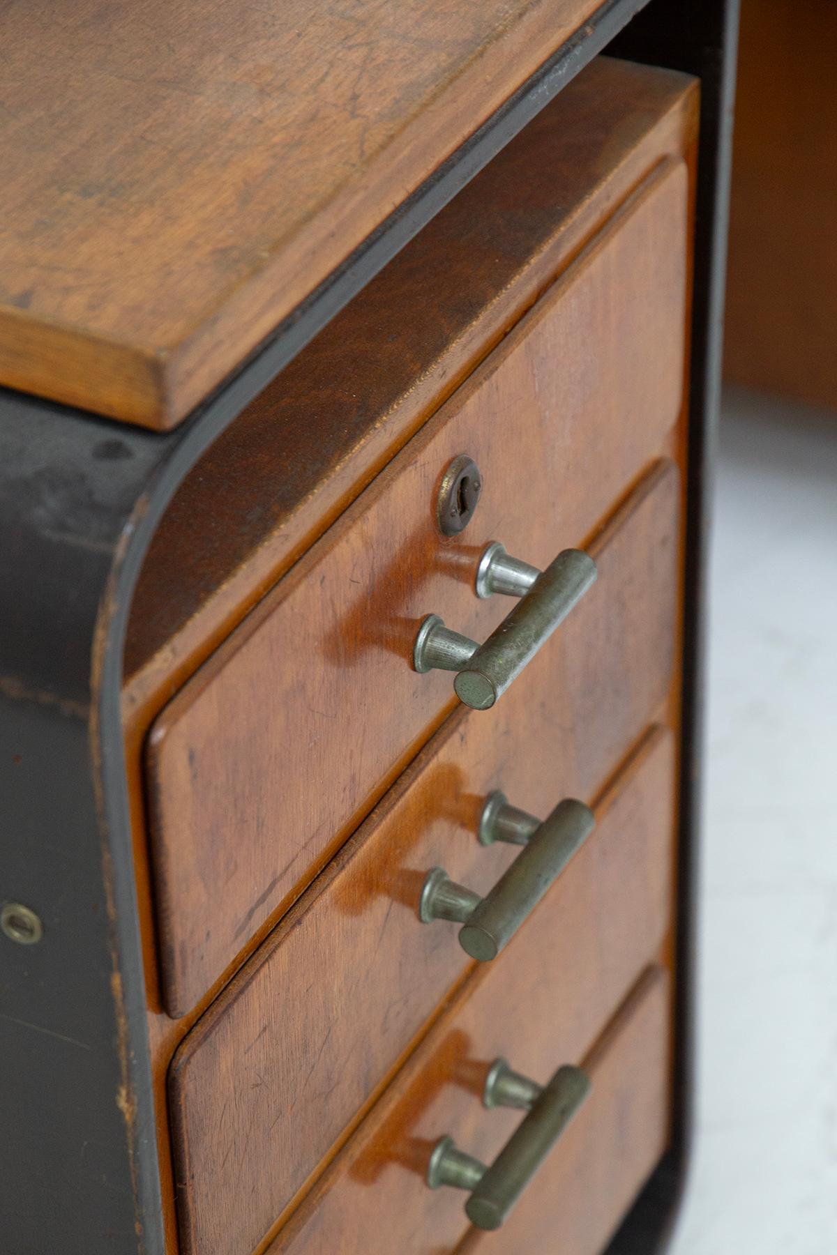 Este escritorio, diseñado por Giuseppe Pagano entre 1937 y 1942, es mucho más que un mueble: es un auténtico icono del diseño racionalista italiano. Cada detalle de esta pieza encarna la esencia de una época en la que la belleza se fusionaba