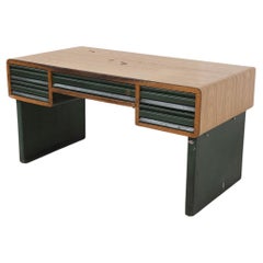 Escritorio Bauhaus de madera y hierro