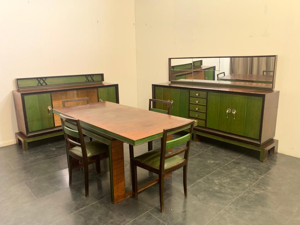 Exceptionnel ensemble rationaliste comprenant : - un buffet avec miroir H99.5X243Xp53 miroir H152. - un buffet de bar avec rehausse H99.5X202Xp53 avec rehausse H.120. - une table H80.5X191X91 - 4 Chaises H88X46X46 Quincaillerie en métal chromé