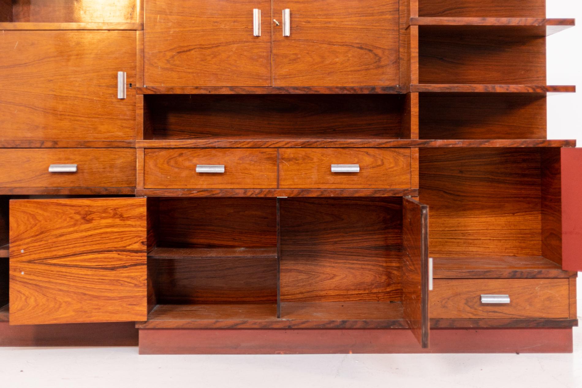 tionalistischer italienischer Wohnzimmerschrank aus Holz und Stahl im Angebot 4