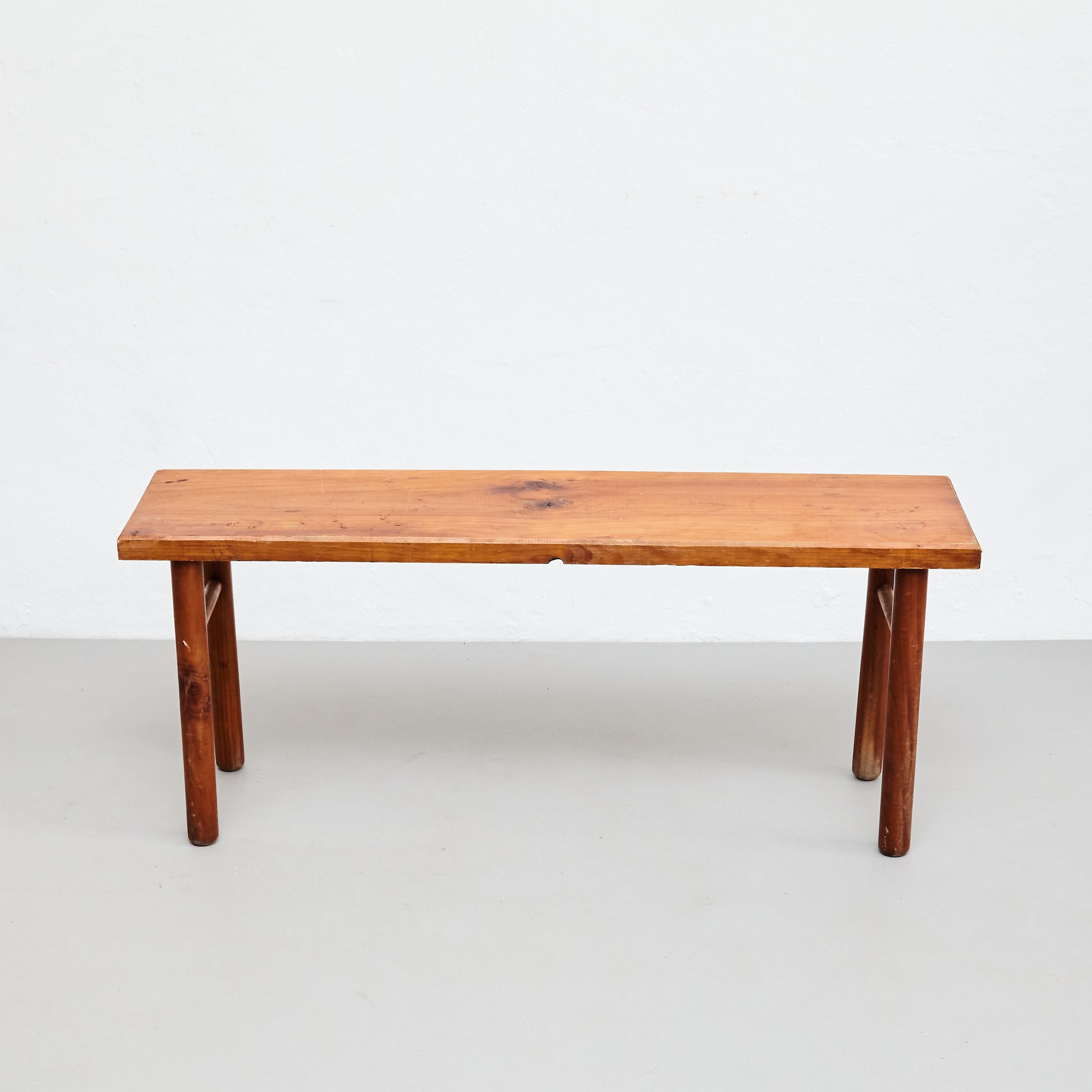 Banco de madera francés racionalista moderno de mediados de siglo.    Fabricado en Francia, hacia 1960.    En su estado original, con pequeños desgastes propios de la edad y el uso, conserva una hermosa pátina.    Materiales:   Madera    