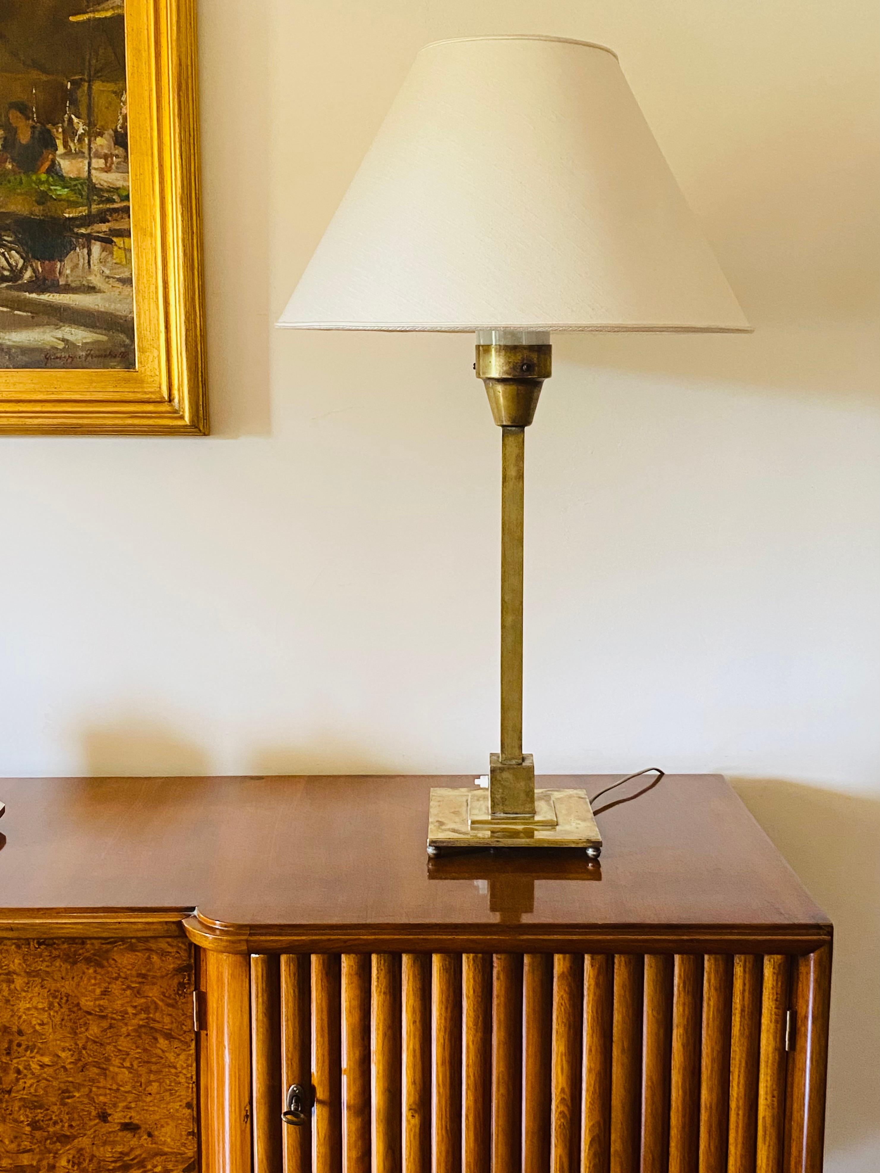 Lámpara de mesa racionalista monumental de latón, Officine A. Boffelli Milán Italia 1935 Italian en venta