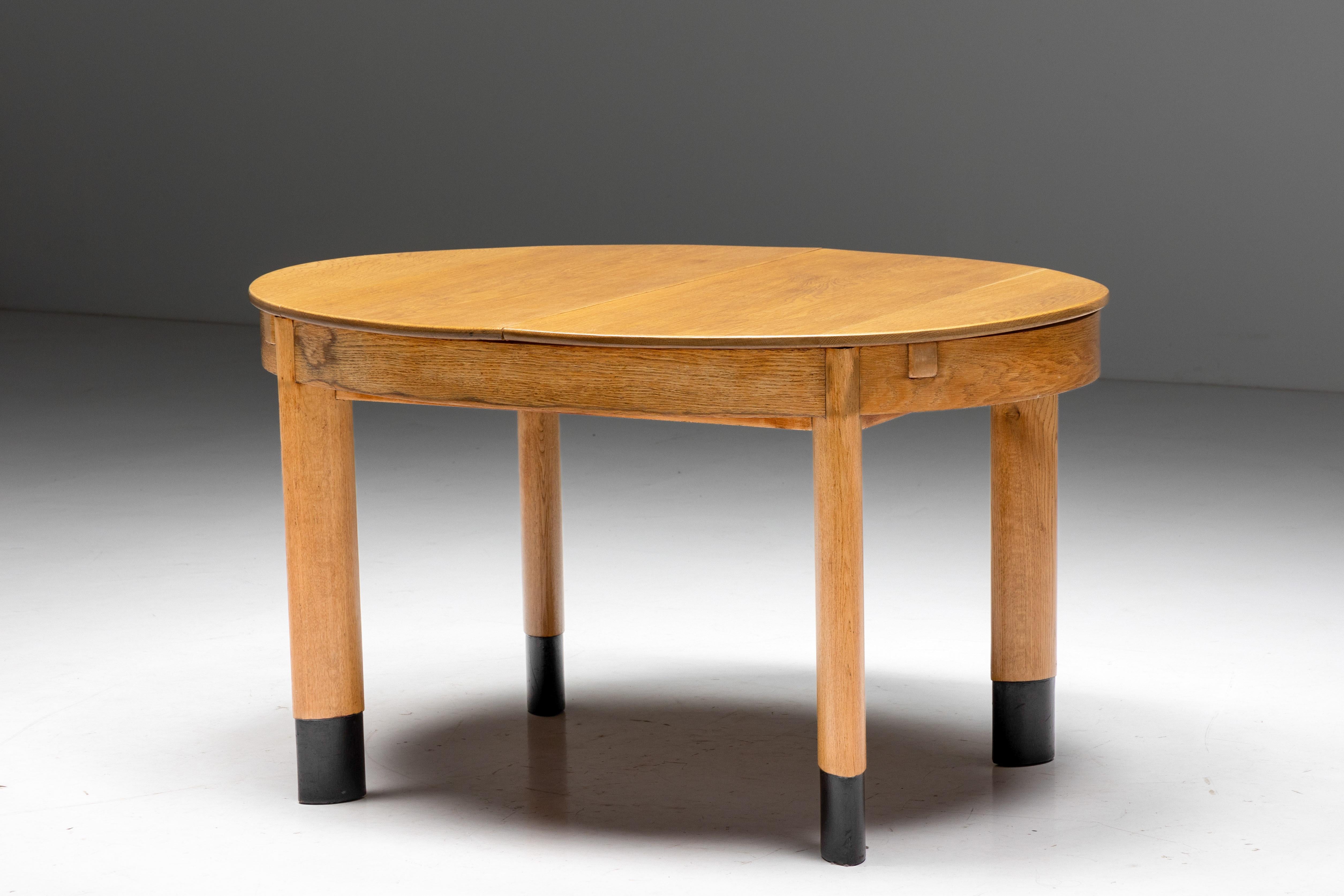 Table de salle à manger ovale en chêne, sur pieds ovales juxtaposés, néerlandais, années 1920

Une pièce aussi minimaliste et moderne pour l'époque. Deux formes elliptiques suivant un axe juxtaposé témoignent d'une grande connaissance des