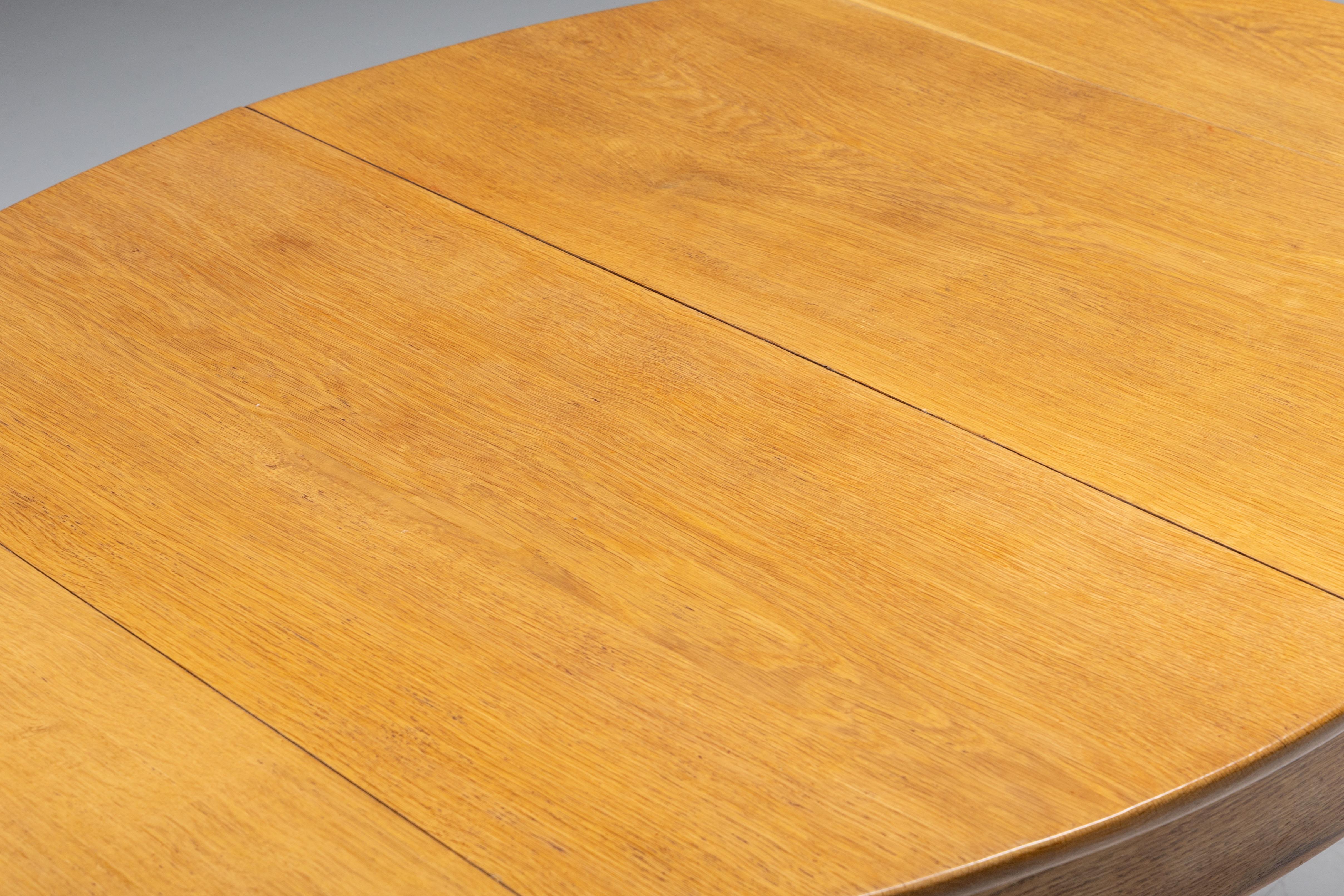Rationalist Oval Dining Table in Oak, Holland, 1920s In Good Condition For Sale In Antwerp, BE