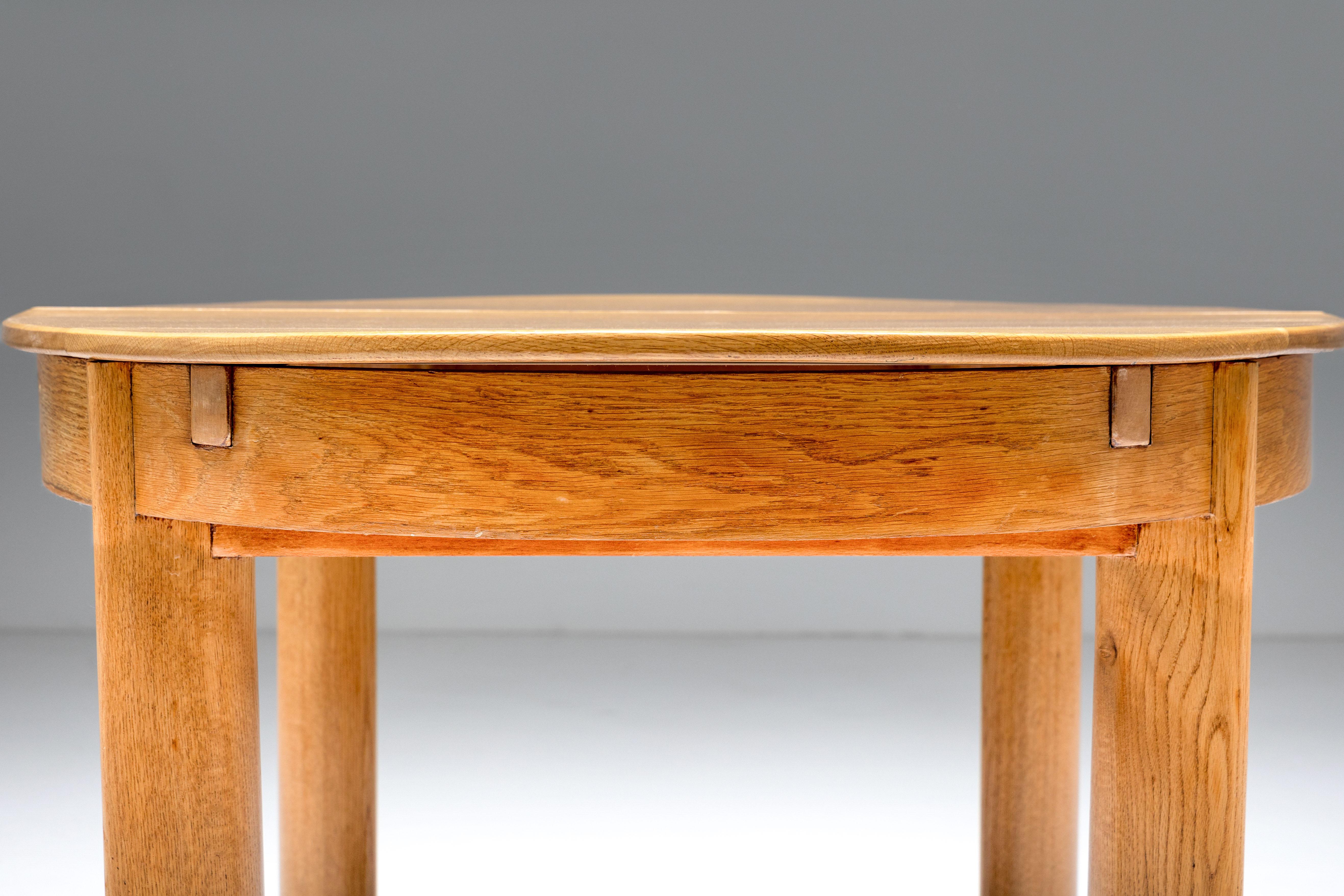 Rationalist Oval Dining Table in Oak, Holland, 1920s In Good Condition For Sale In Antwerp, BE