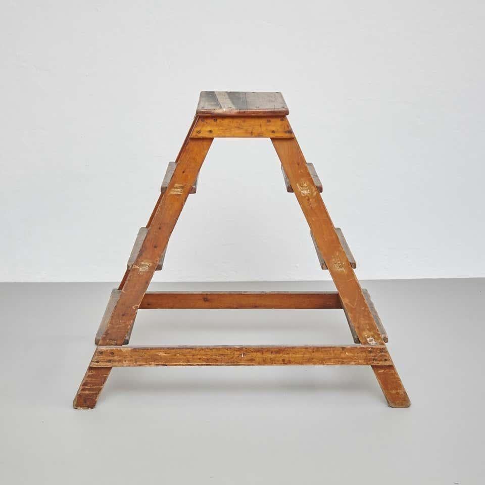 Escaleras racionalistas de madera.  De fabricante desconocido, hacia 1940, España.    En su estado original, con pequeños desgastes propios de la edad y el uso, conserva una hermosa pátina.    Materiales:  Madera    Dimensiones:  P 49 cm x An 109 cm