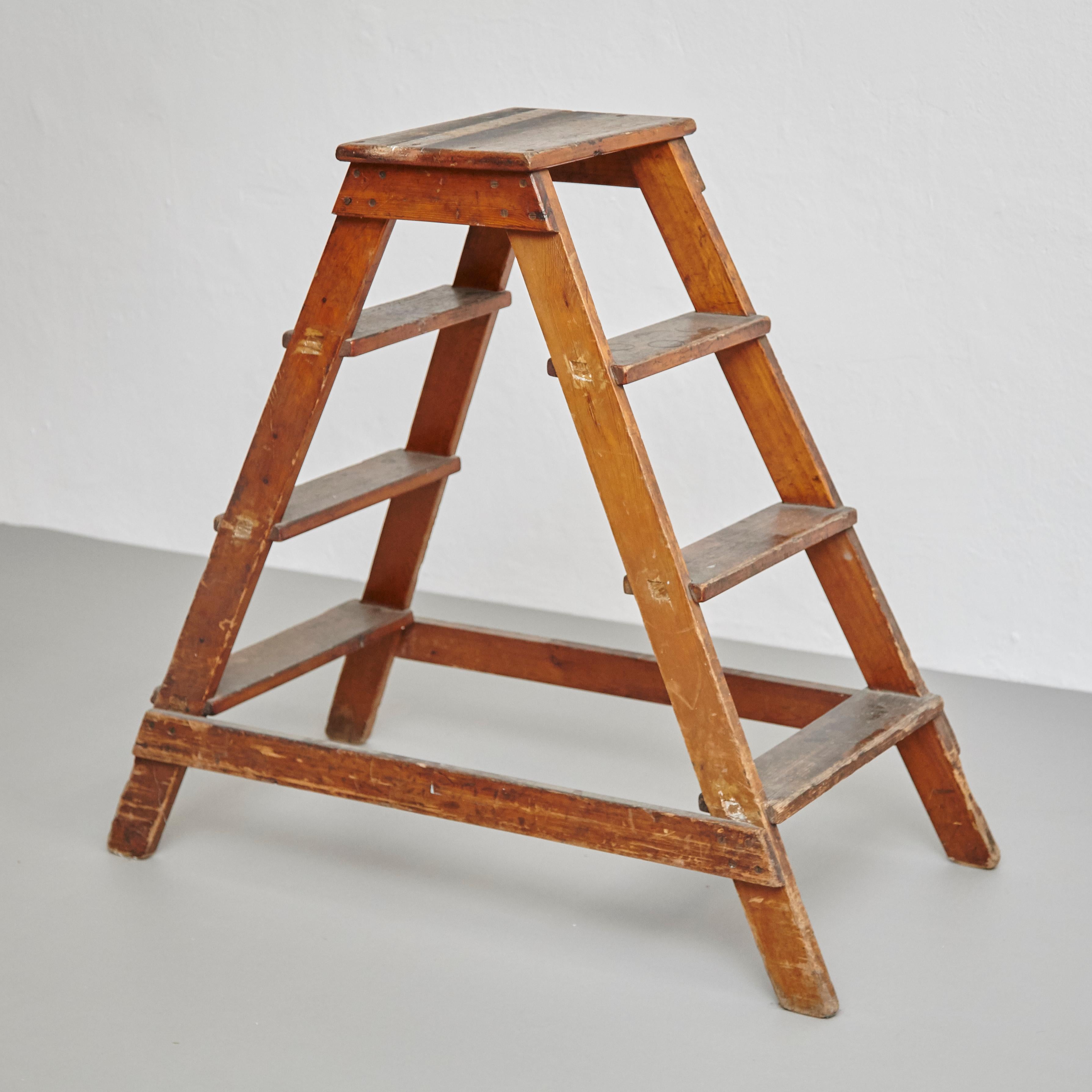 Rationalist stairs in wood.
By unknown manufacturer, circa 1940, Spain.

In original condition, with minor wear consistent with age and use, preserving a beautiful patina.

Materials:
Wood

Dimensions:
D 49 cm x W 109 cm x H 96 cm.