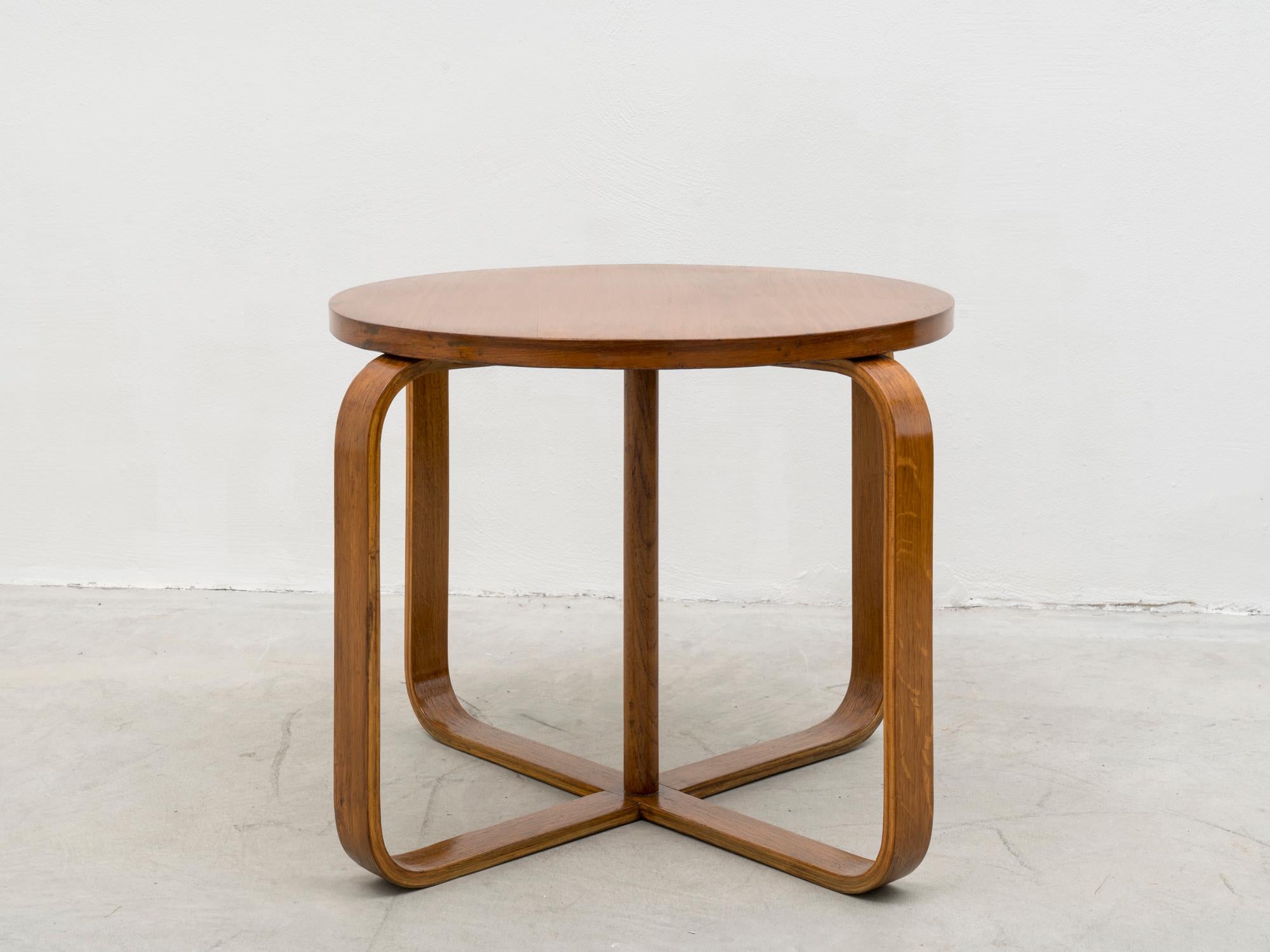 Rationalist coffee table by the Istrian architect Giuseppe Pagano, born Pogatschnig. This piece, made of veneered bent plywood, was designed in 1935 and part of the furnishing of the Bocconi University, in Milan, in 1941, when it was produced by