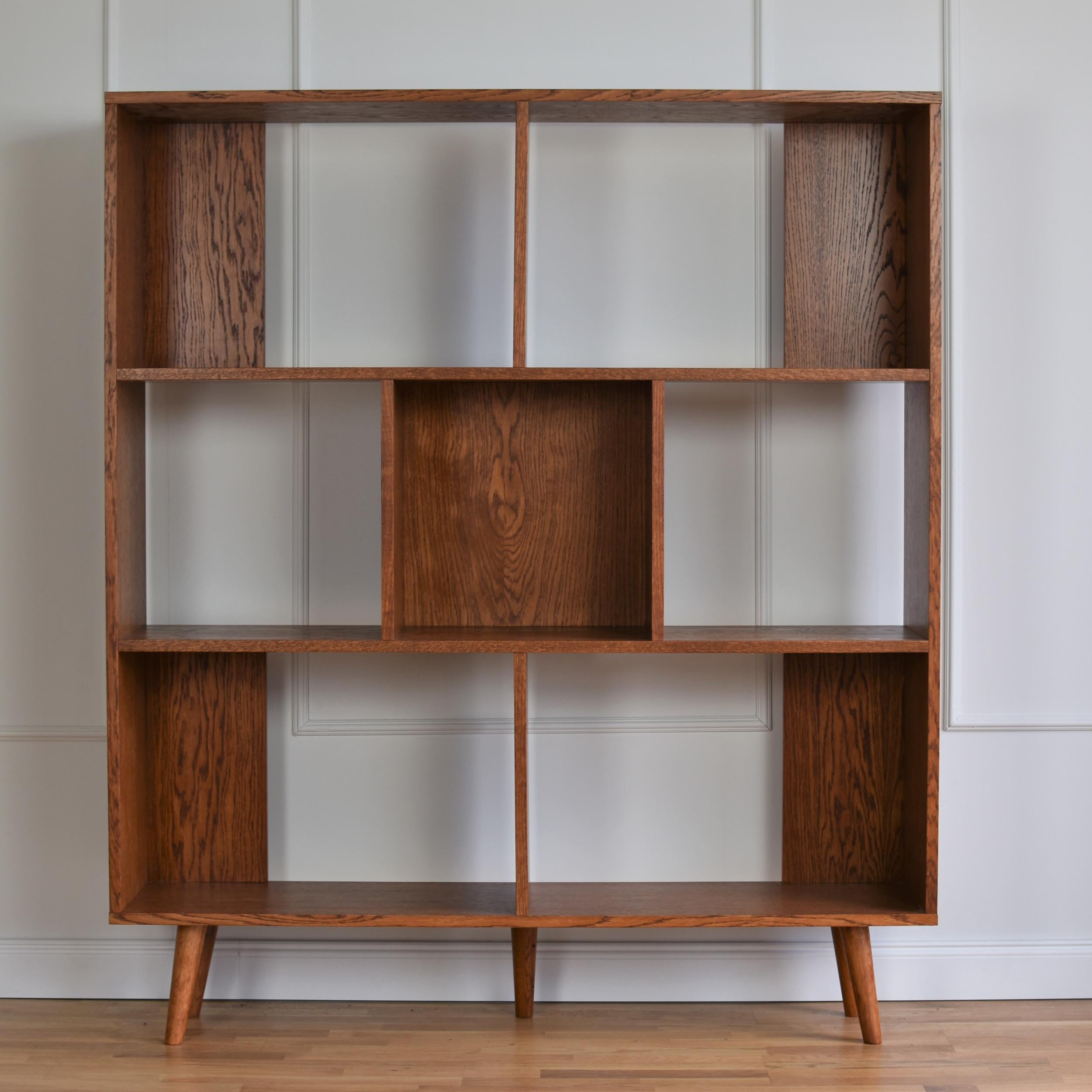 Rato Bücherregal von Pastform
Abmessungen: T 25 x B 130 x H 165 cm.
MATERIALIEN: Gebeiztes und lackiertes Holz.

Erhältlich in verschiedenen Holzausführungen: Whiskey, Rum, BPA, Nobel, Brandy, Schwarz und Natura. Bitte kontaktieren Sie