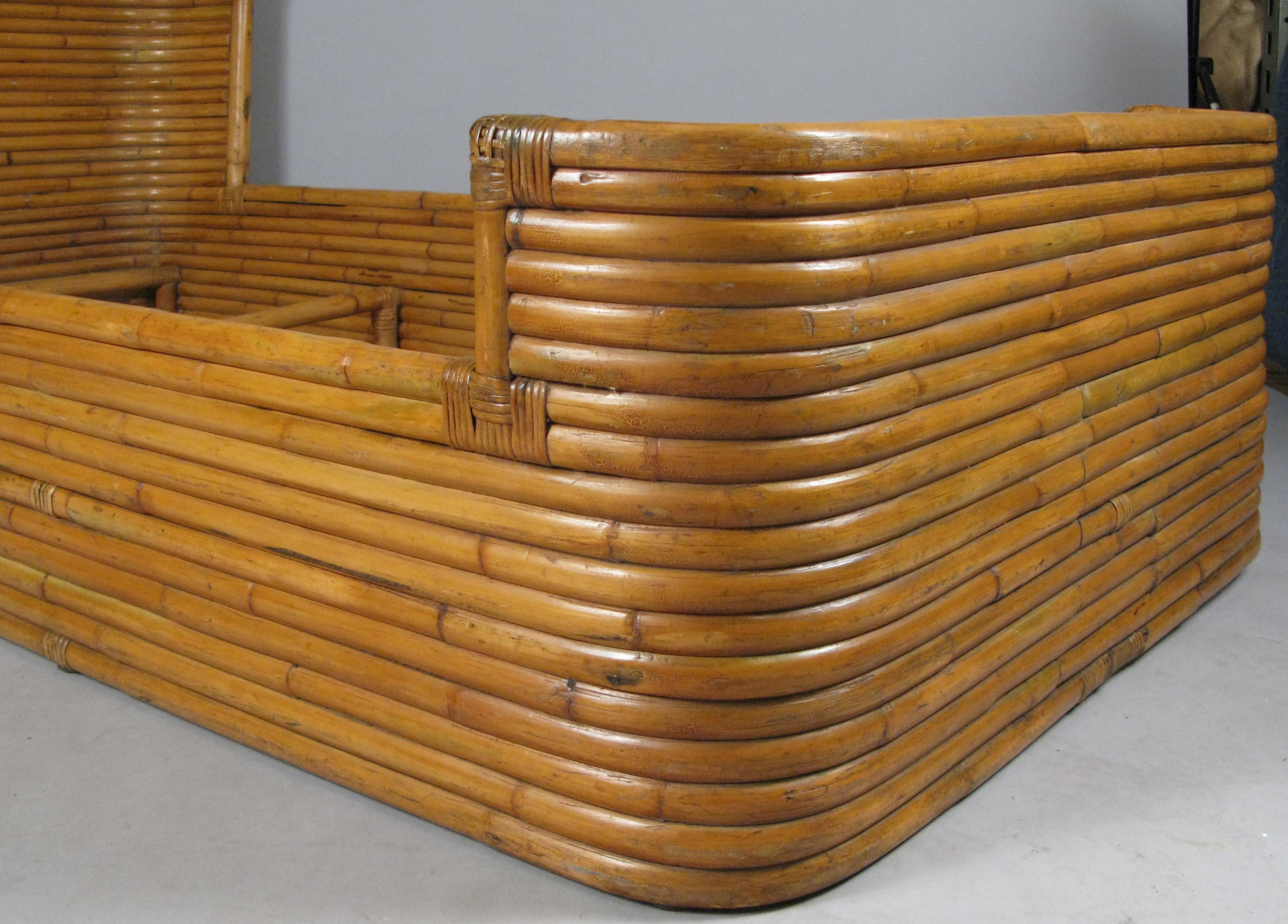 Rattan 1940s Bed with Curved Corners In Good Condition In Hudson, NY