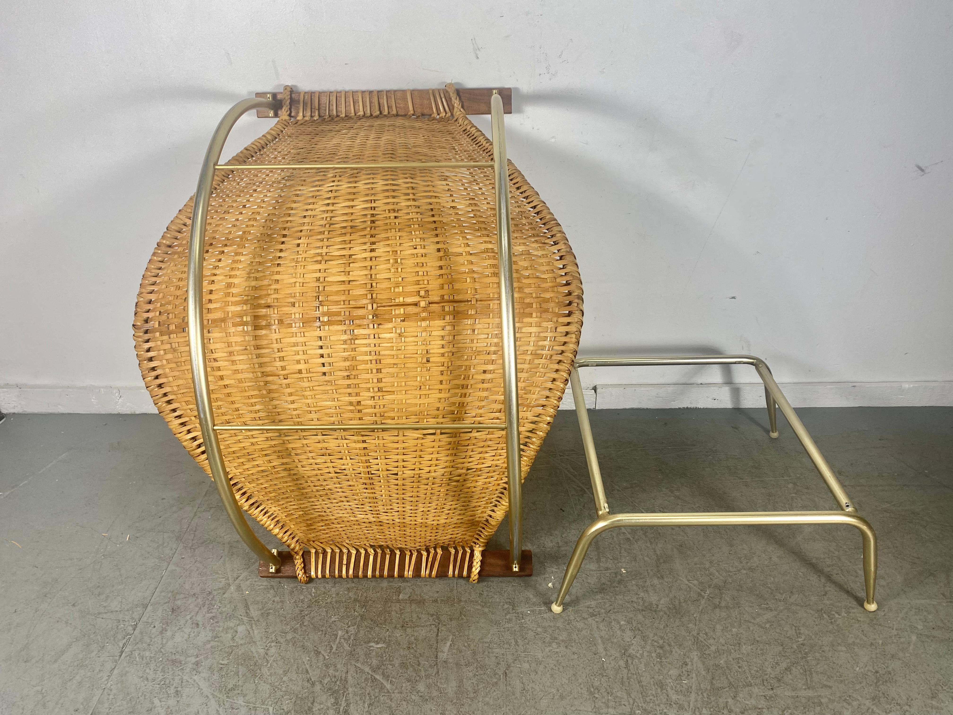 Chaise longue « poisson » réglable en rotin et aluminium de Troy Sunshade Co Bon état - En vente à Buffalo, NY