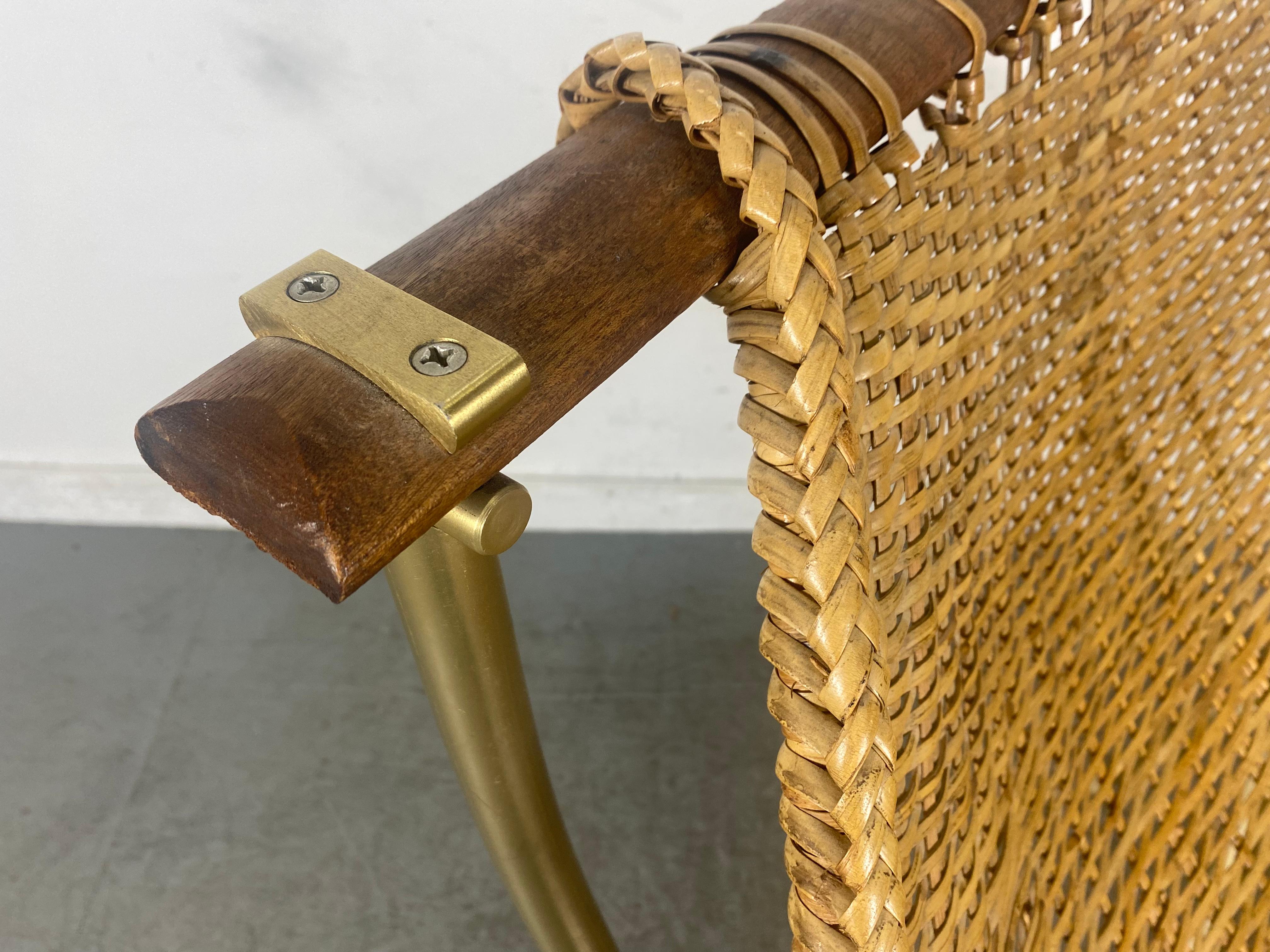 Milieu du XXe siècle Chaise longue « poisson » réglable en rotin et aluminium de Troy Sunshade Co en vente
