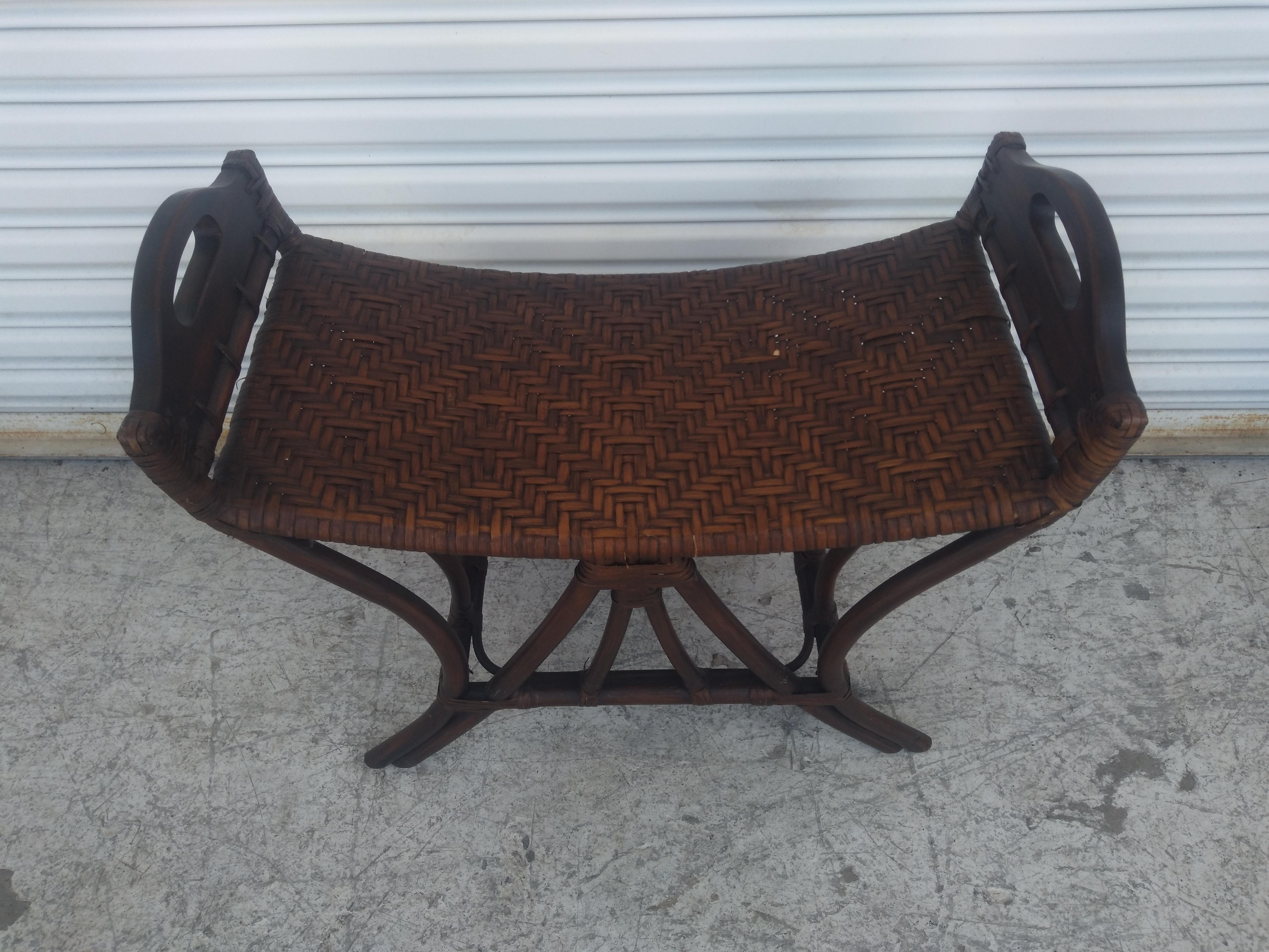 Si tratta di un bellissimo sgabello Boho Chic scolpito. La sua struttura è  è costruito in bambù e la seduta è intrecciata in rattan. Ha delle maniglie sui lati per garantire stabilità e facilità di trasporto.
