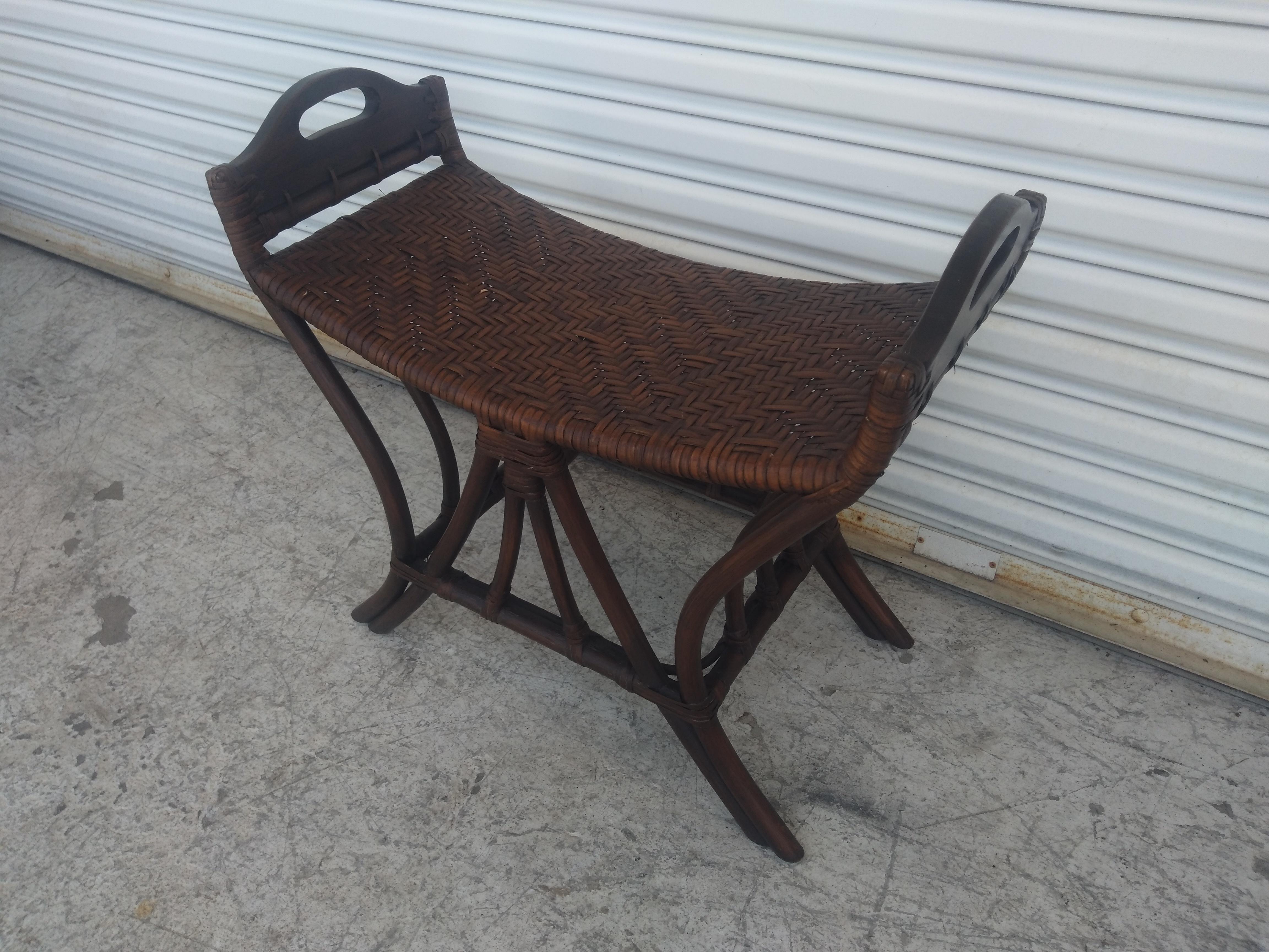 Tessuto a mano Sgabello Boho Chic in rattan e bambù in vendita