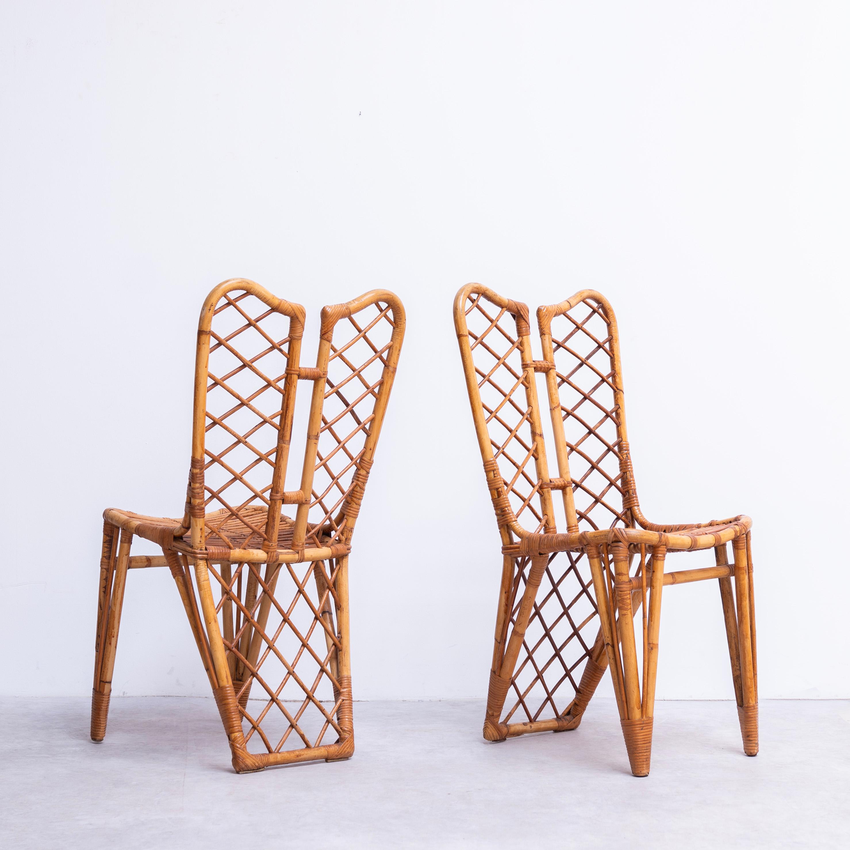 A set of two dining chair in bamboo and rattan.
The eye-catching back to back leg design.
The detailed weaving is also excellent, making these high quality chairs.

The chairs come with the original white fur.