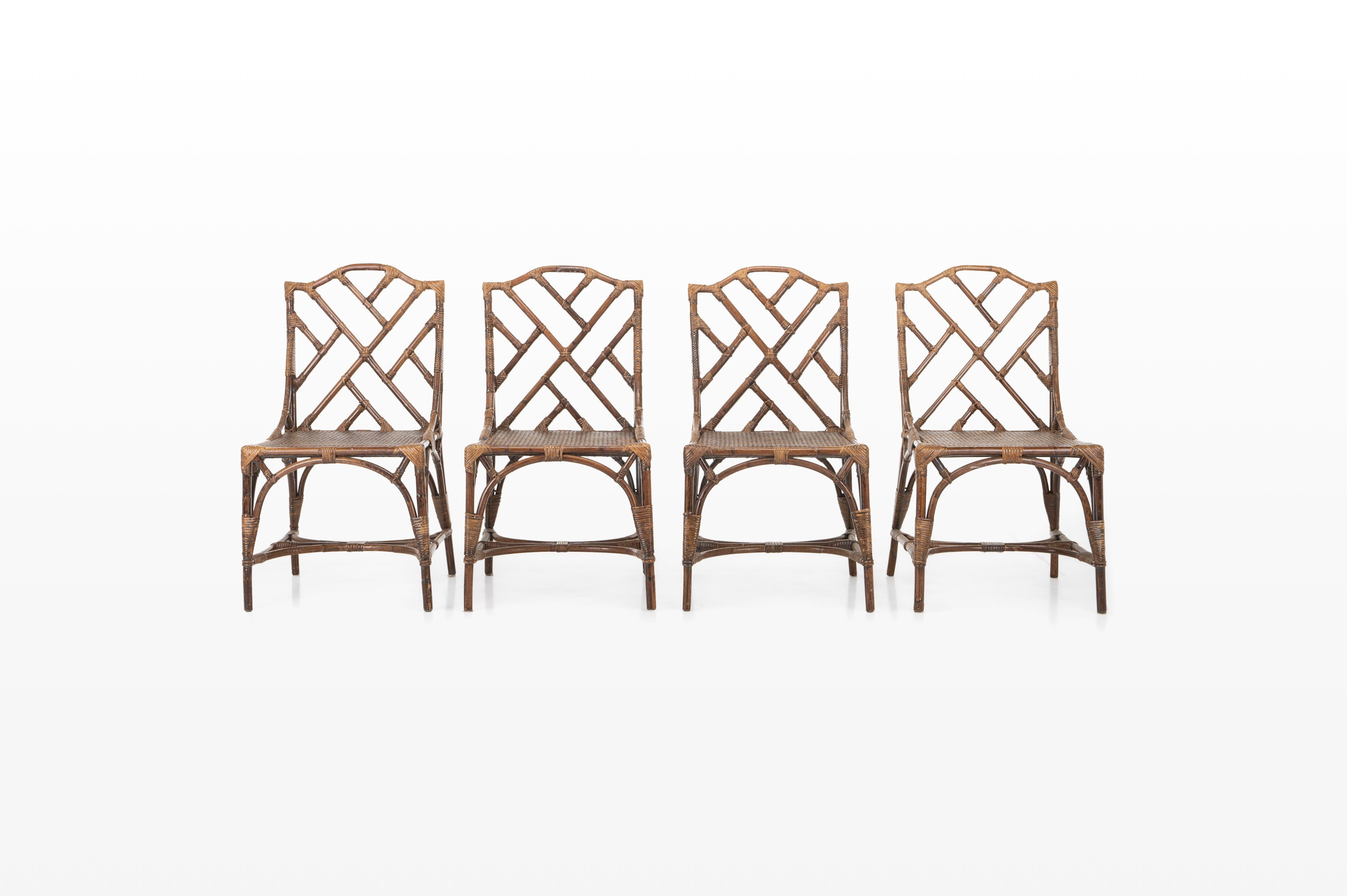 Beautiful bamboo dining room set in very good condition. The set includes a bamboo and rattan dining table and four dining room chairs with a webbing seat. The indicated price is for the complete set.

Dimensions Table:
W: 140 cm
D: 82 cm
H: 75