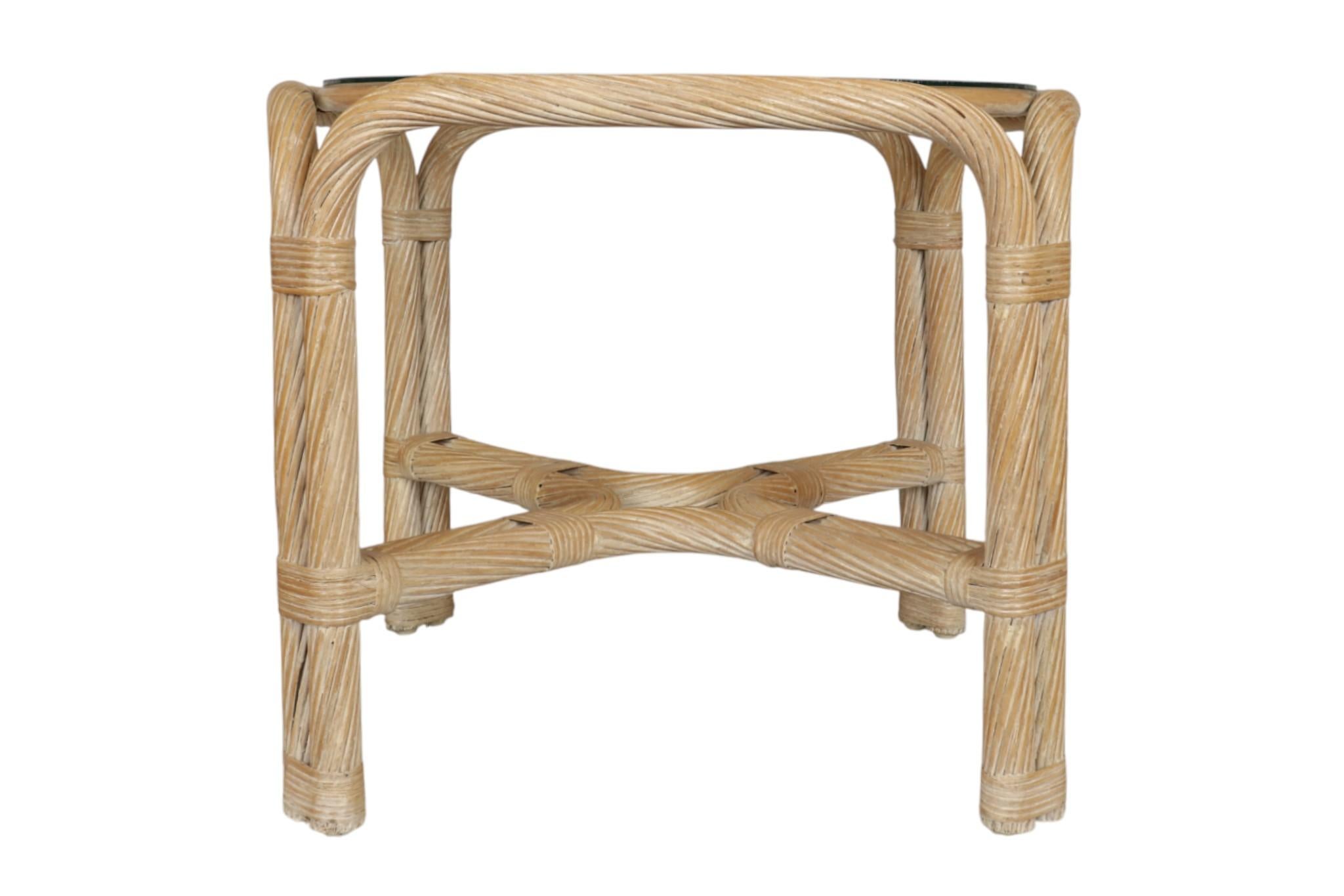 Table d'appoint en rotin et bambou avec plateau en verre Bon état - En vente à Bradenton, FL