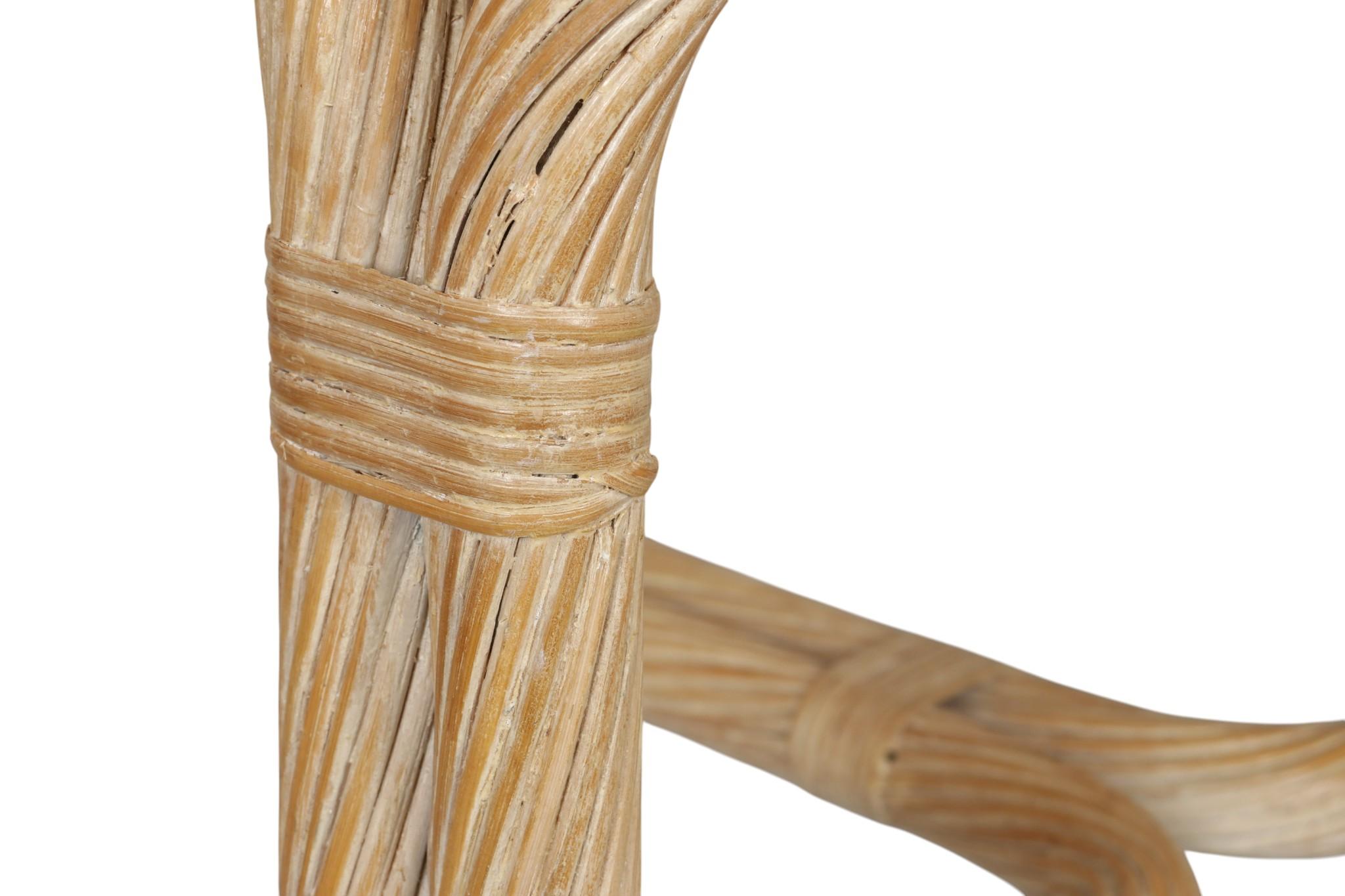 Table d'appoint en rotin et bambou avec plateau en verre en vente 1